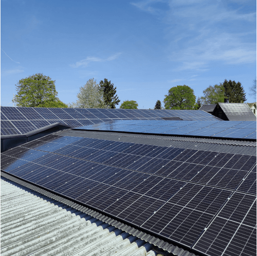 Solceller på taket på företag