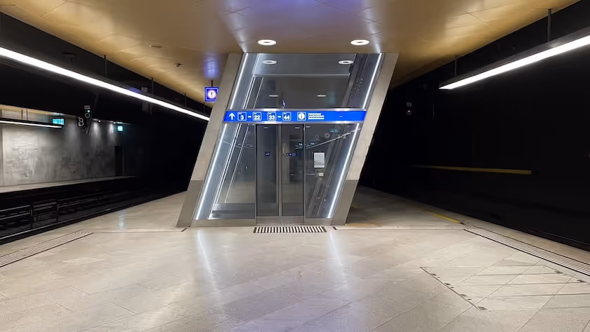 Ein Aufzug in einer Bahnhofsunterführung