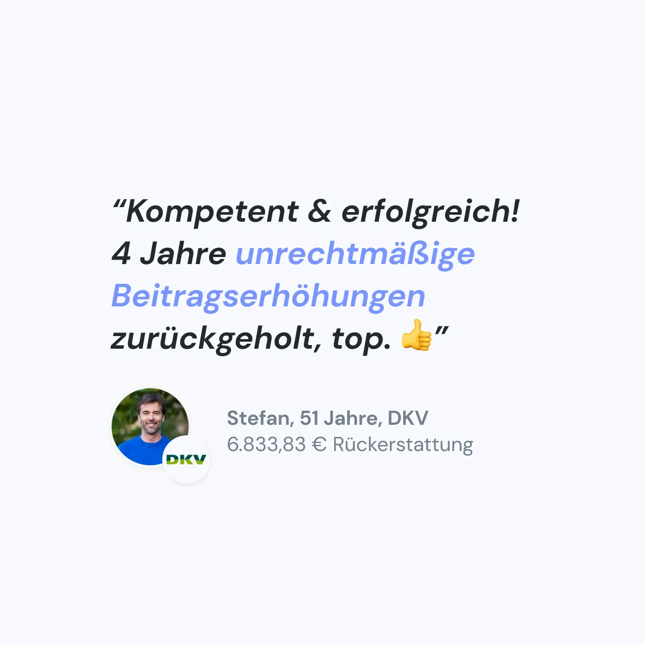 Zwei Personen sitzen an Tisch über Dokumenten