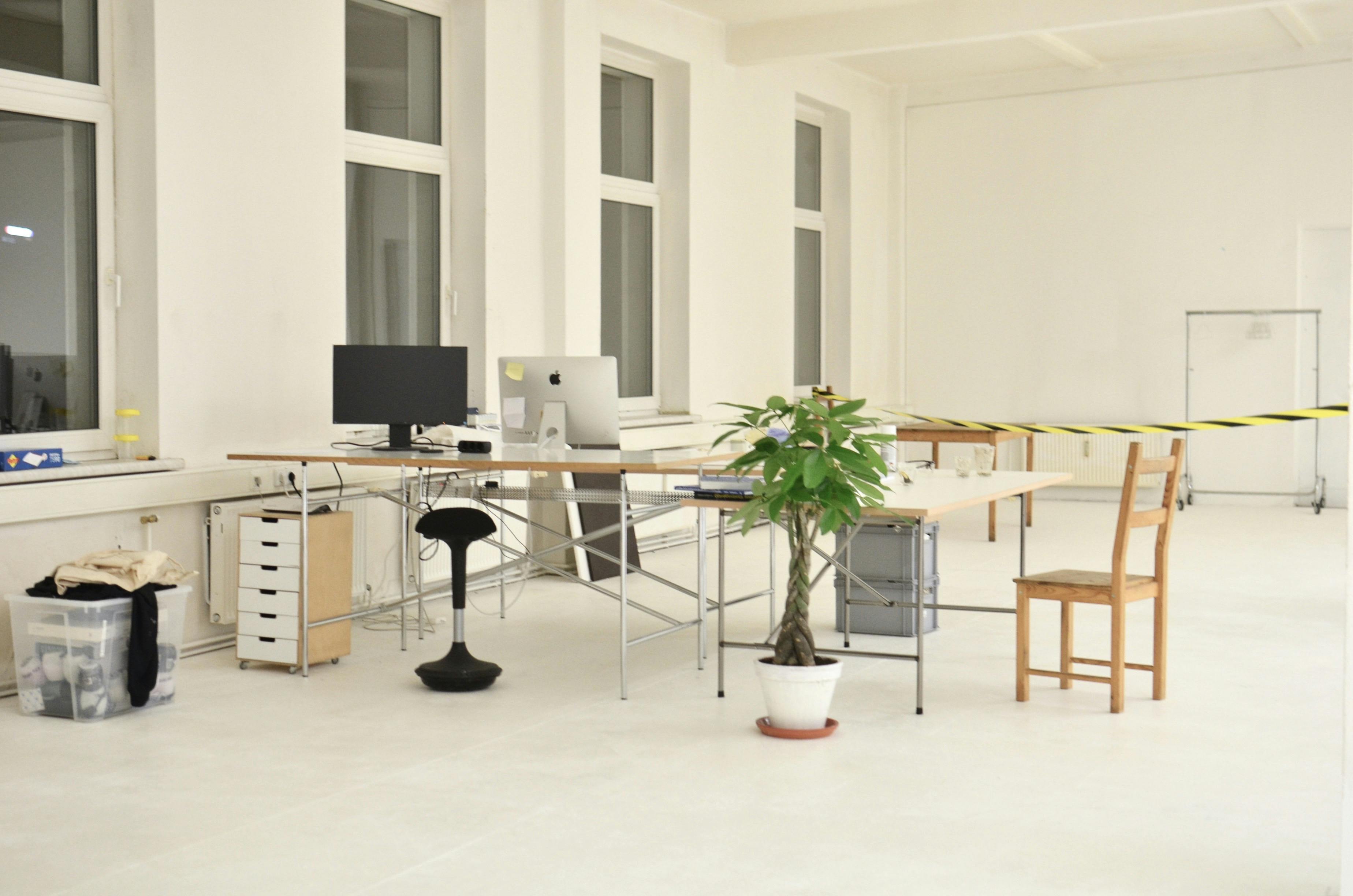 https://www.pexels.com/de-de/foto/silber-imac-auf-weissem-tisch-6368790/