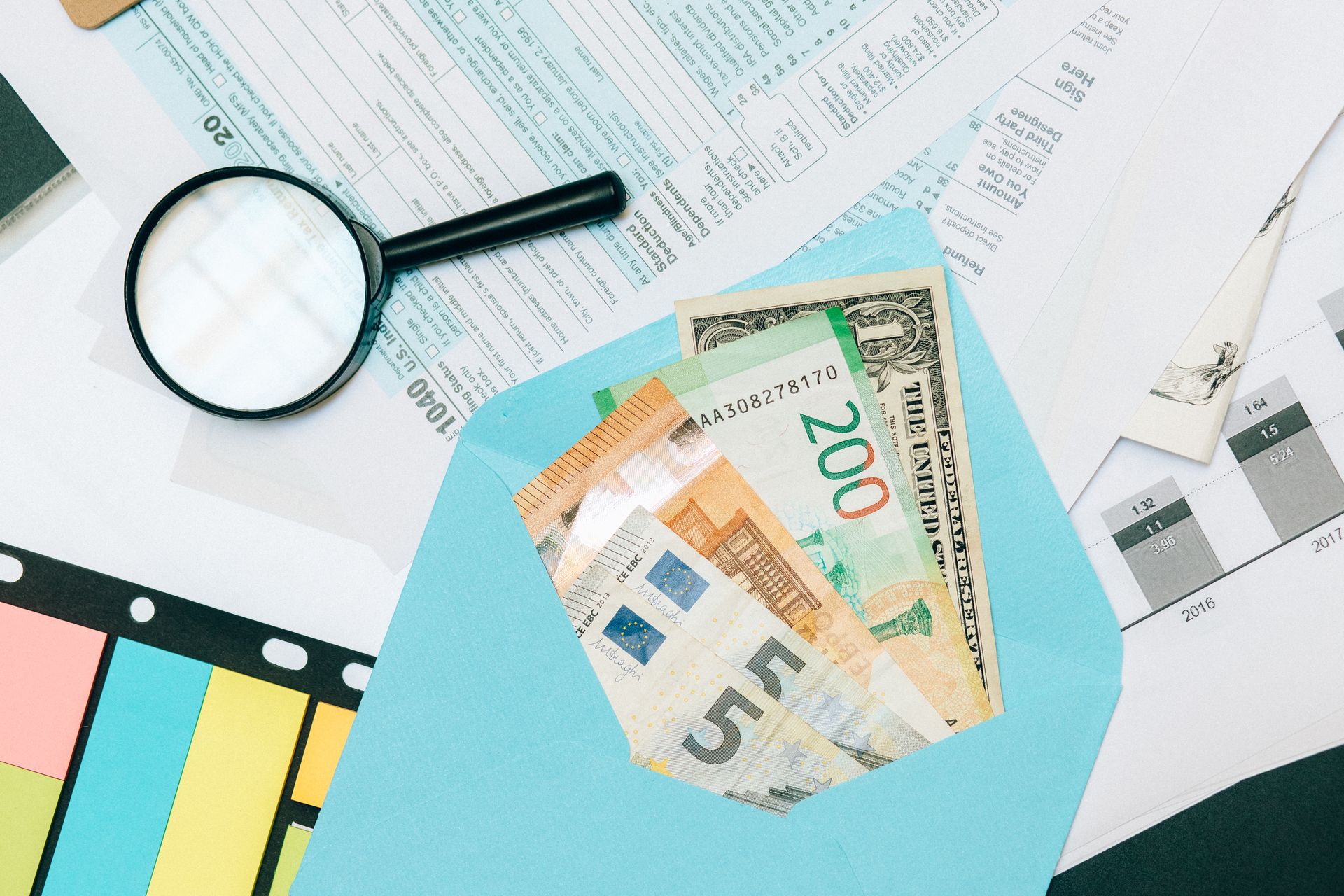 https://www.pexels.com/de-de/foto/geld-dollar-aufsicht-draufsicht-8927657/