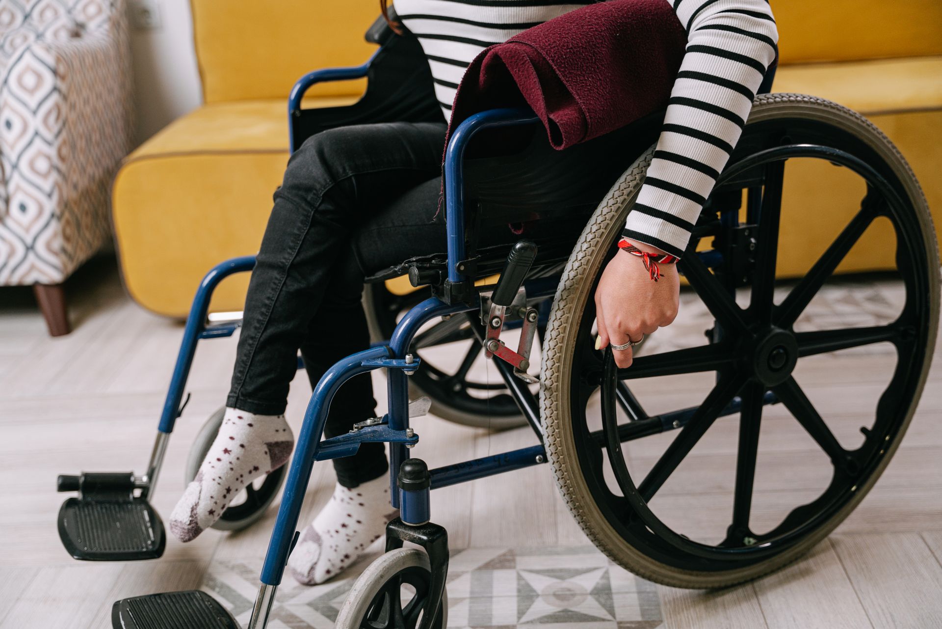 https://www.pexels.com/de-de/foto/person-sitzung-sitzen-festhalten-8127499/