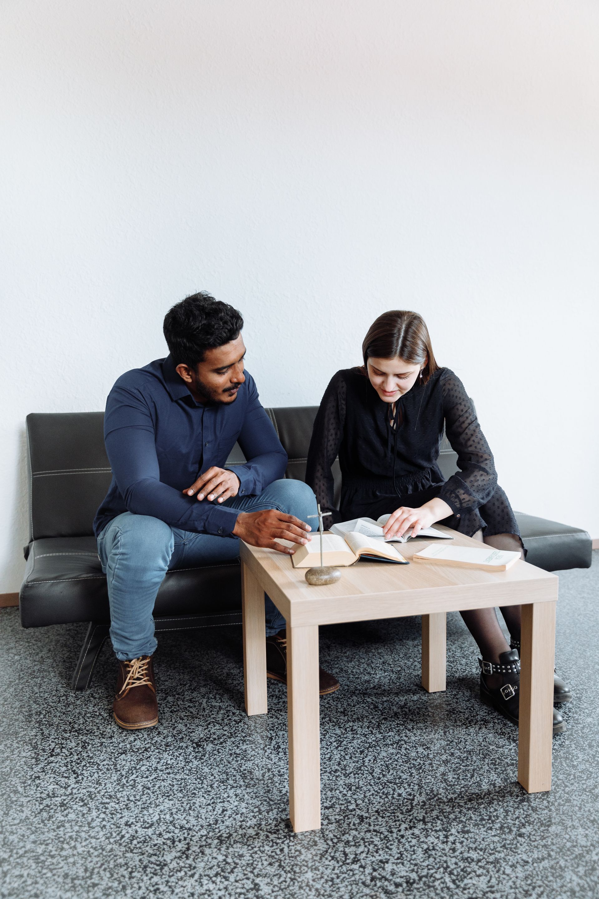 https://www.pexels.com/de-de/foto/mann-frau-sitzung-sitzen-8468744/