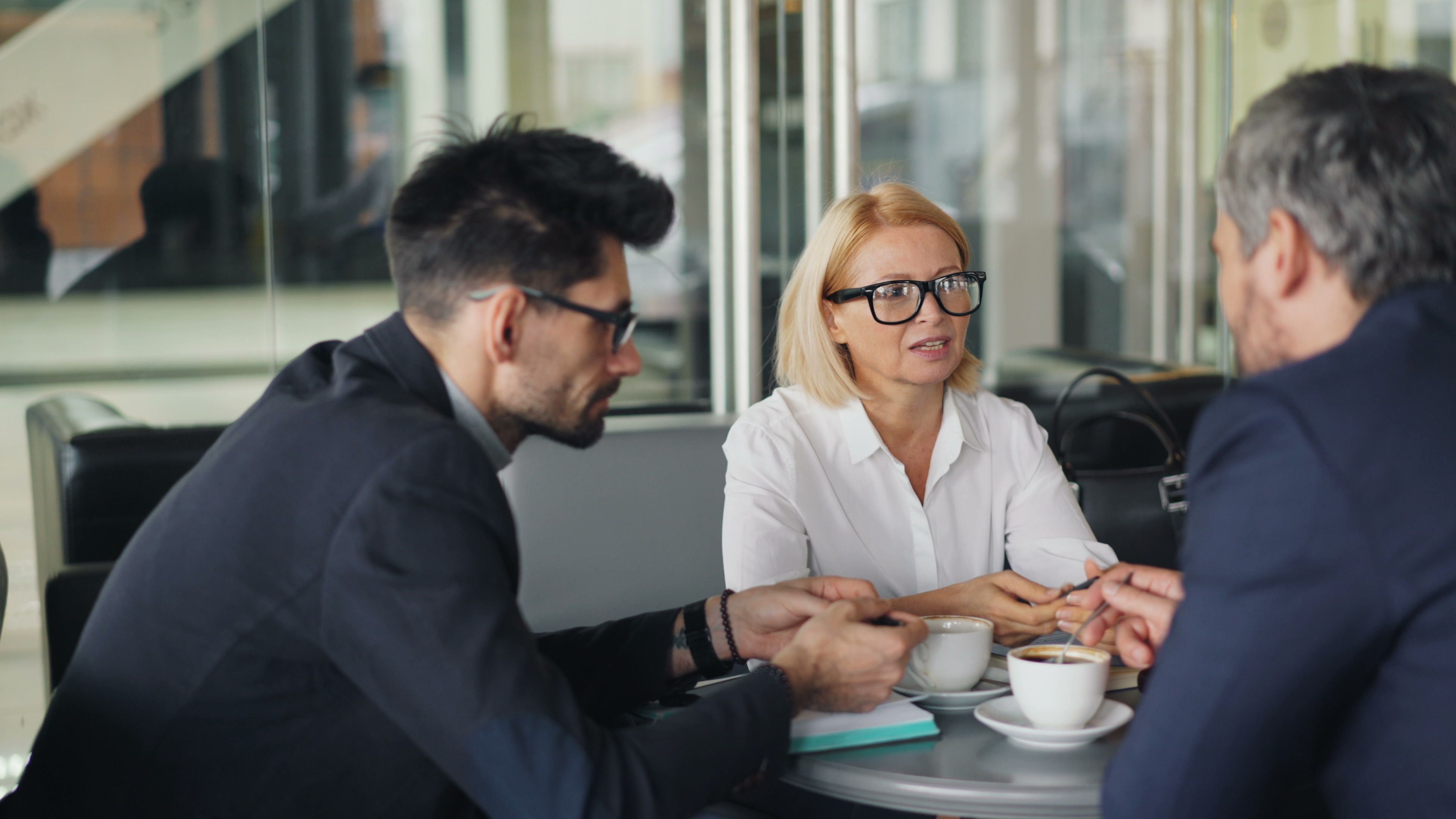 https://www.pexels.com/de-de/foto/geschaftsmann-mann-menschen-frau-23496878/