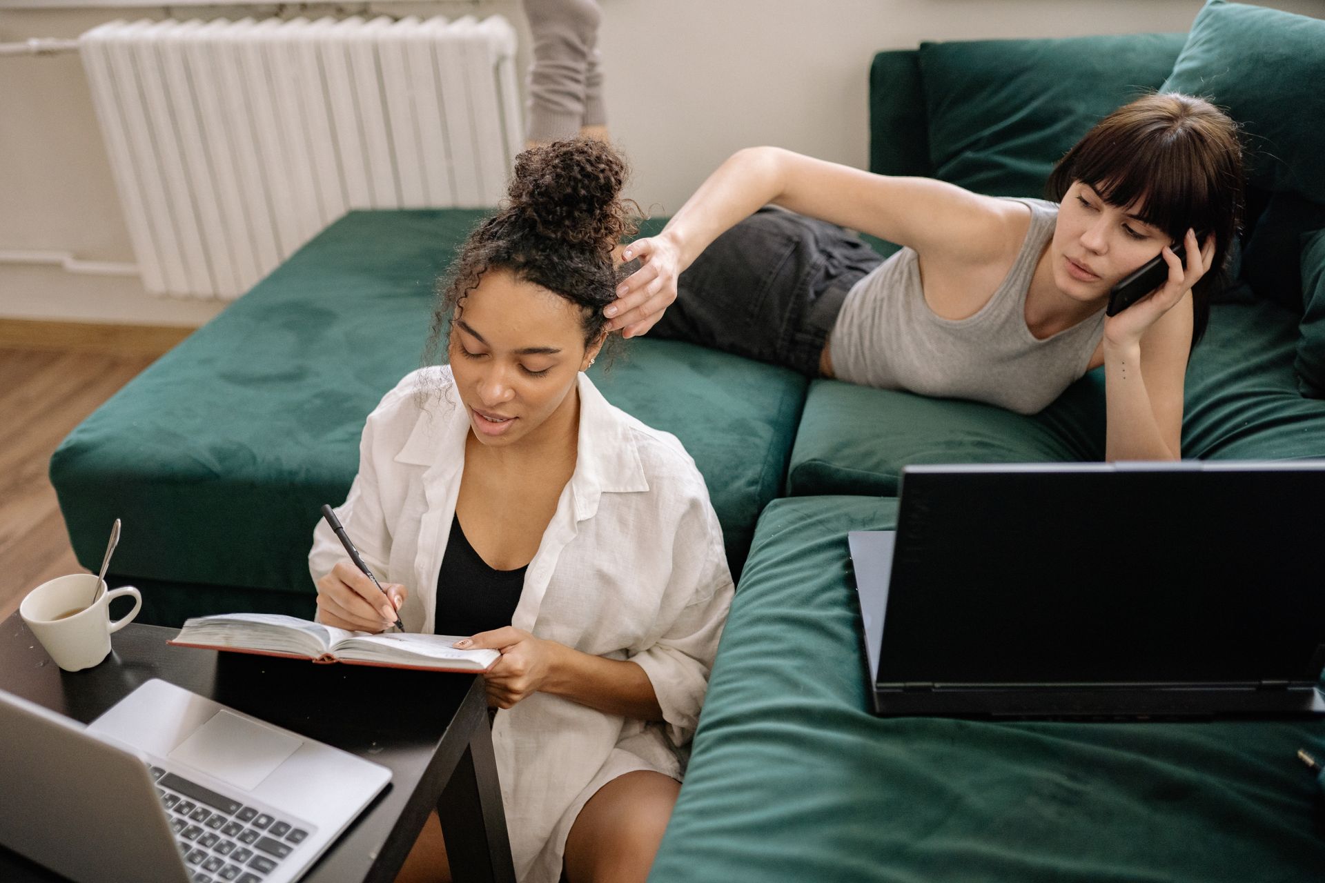 https://www.pexels.com/de-de/foto/smartphone-laptop-notizbuch-frauen-7314795/