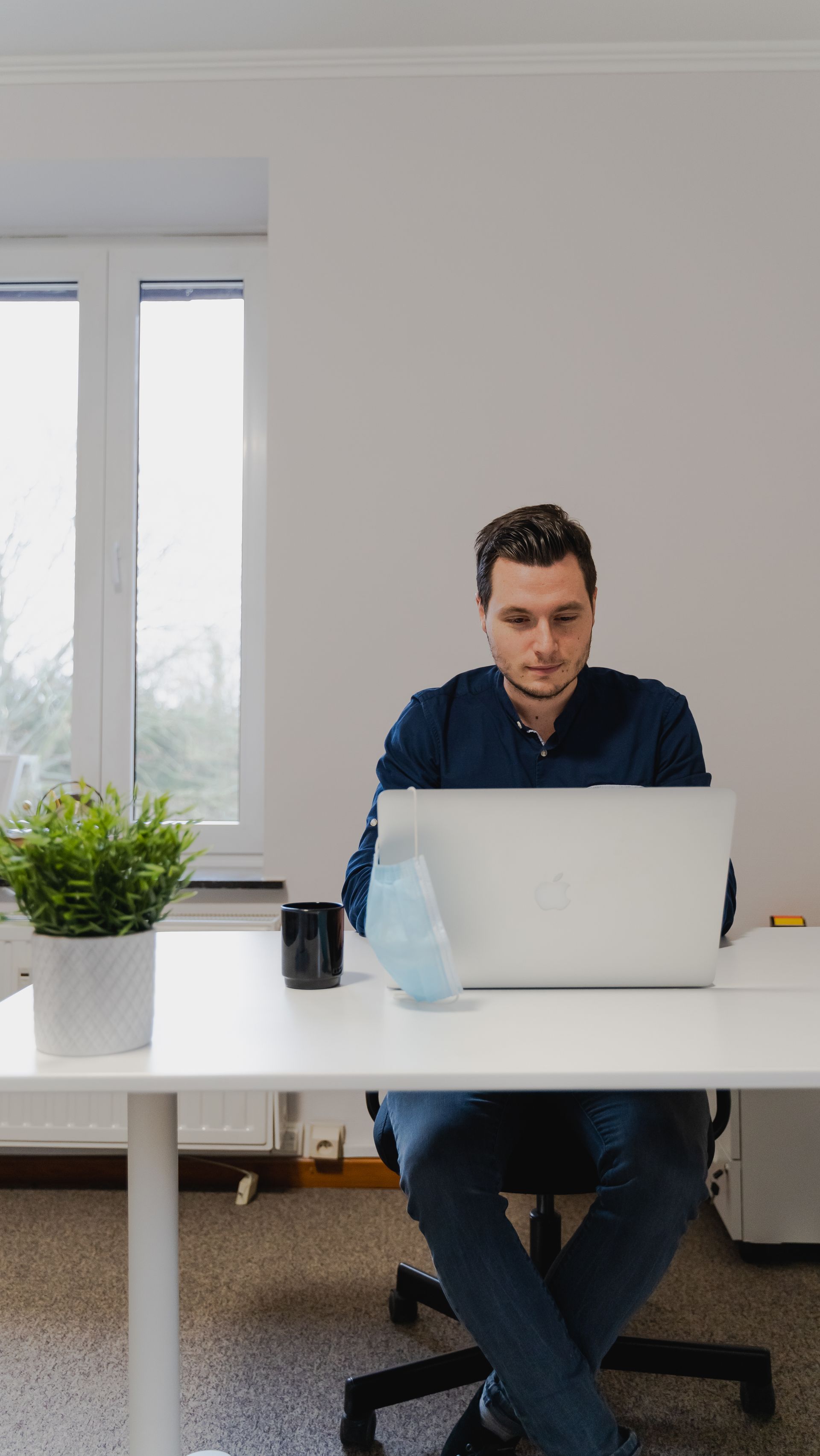 https://www.pexels.com/de-de/foto/mann-schreibtisch-laptop-arbeiten-6127958/