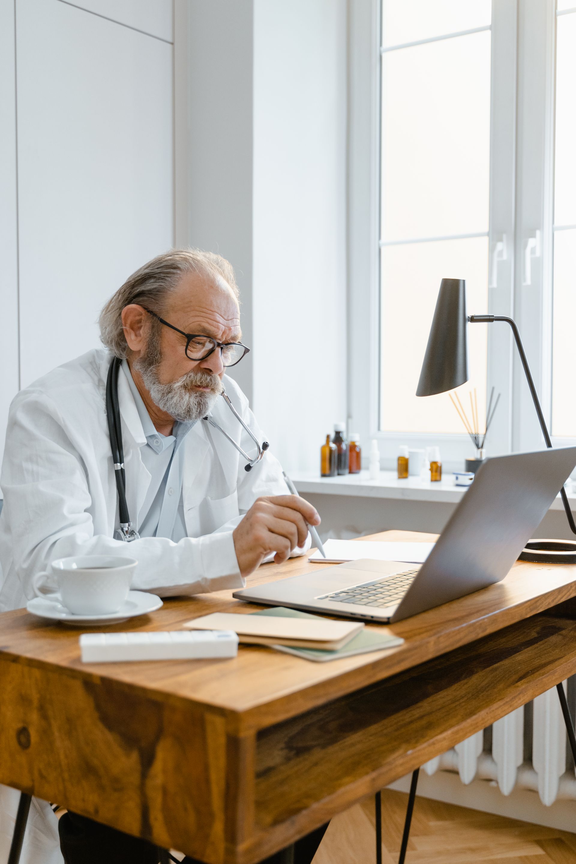 https://www.pexels.com/de-de/foto/laptop-professionell-arzt-doktor-8376302/