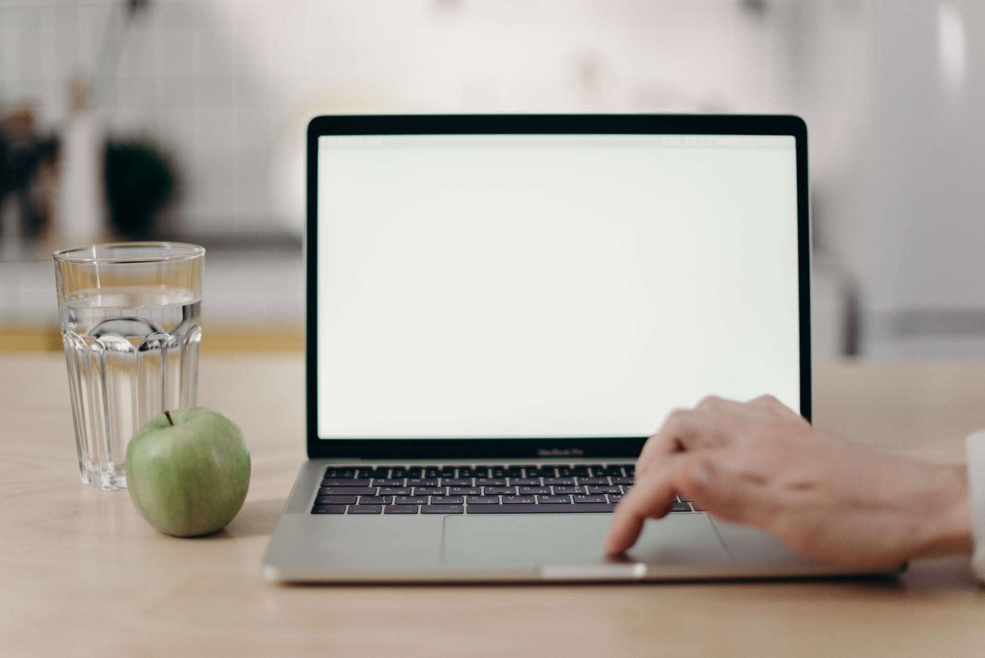 https://www.pexels.com/de-de/foto/hande-laptop-macbook-verbindung-4068322/