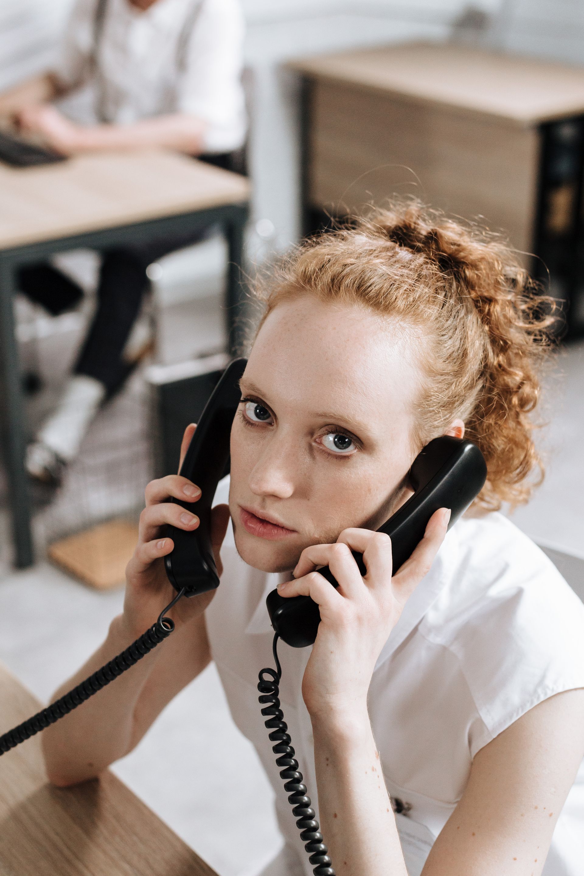 https://www.pexels.com/de-de/foto/arbeiten-jung-festhalten-halten-8691828/