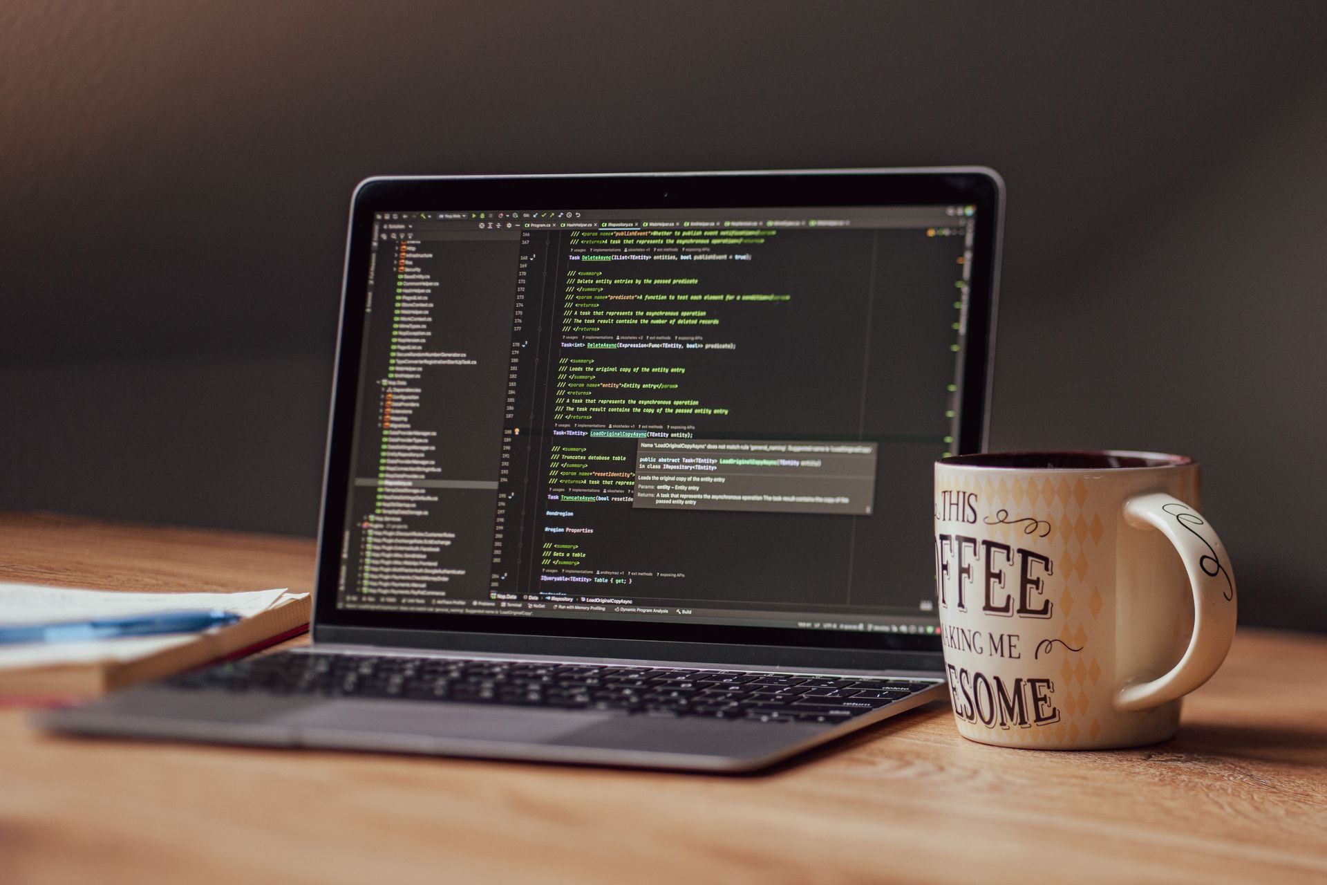 https://www.pexels.com/de-de/foto/modernes-arbeitsumfeld-mit-programmier-laptop-und-kaffee-34803979/