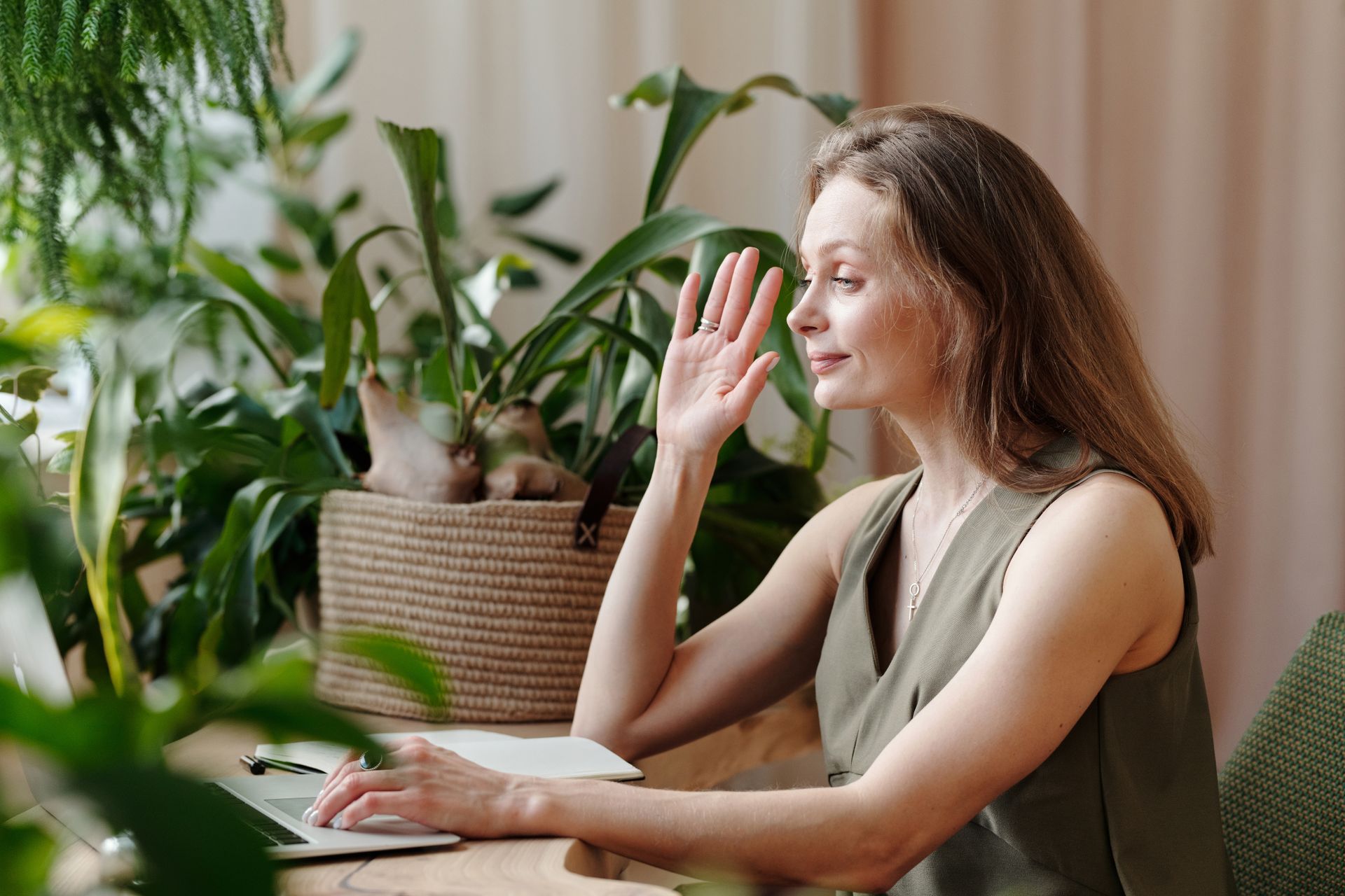 https://www.pexels.com/de-de/foto/erwachsener-von-zuhause-aus-arbeiten-videoanruf-videokonferenz-4153277/