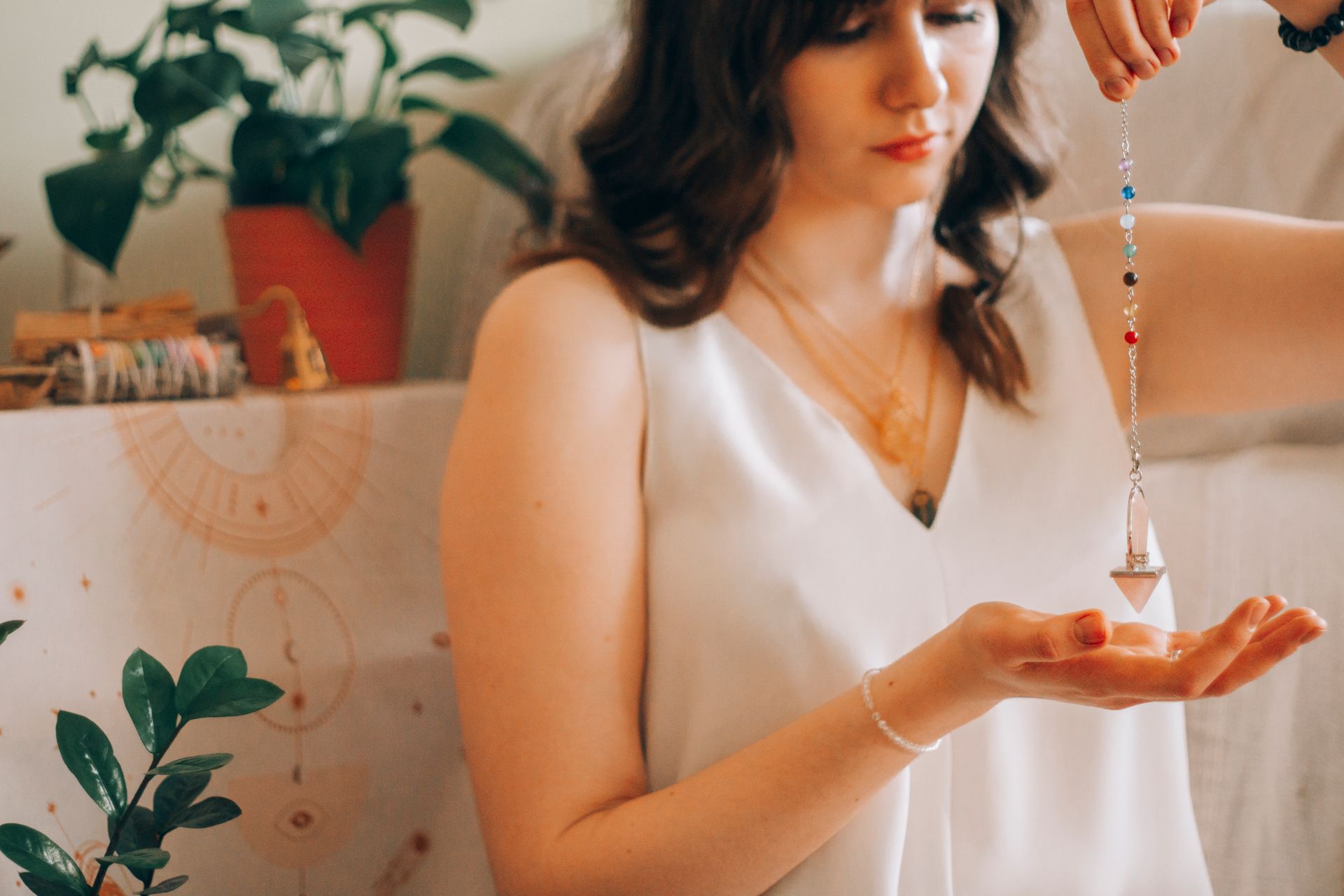 https://www.pexels.com/de-de/foto/frau-transparent-durchsichtig-verwischen-7391631/