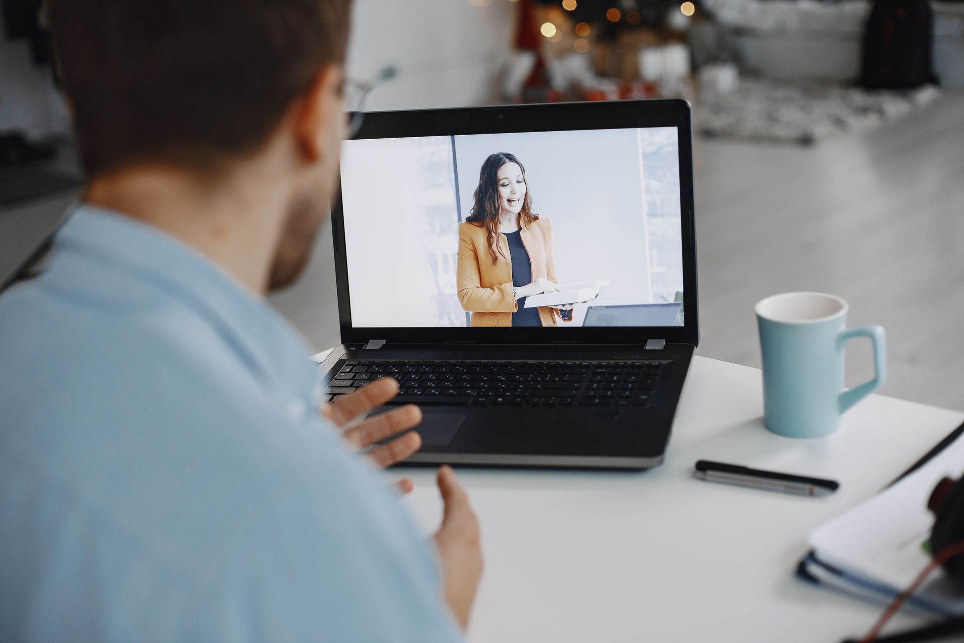 https://www.pexels.com/de-de/foto/mann-frau-laptop-arbeiten-6285285/