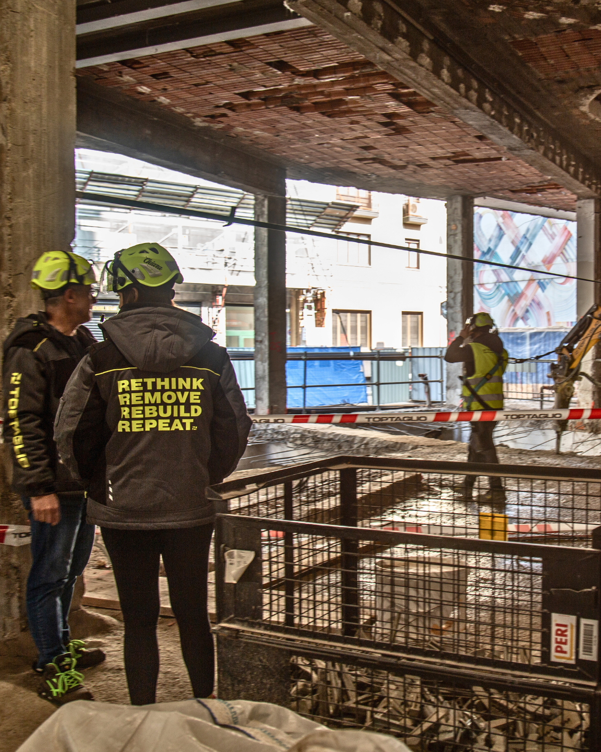 Controlled demolition works for the redevelopment of a 9-storey building in the heart of Milan