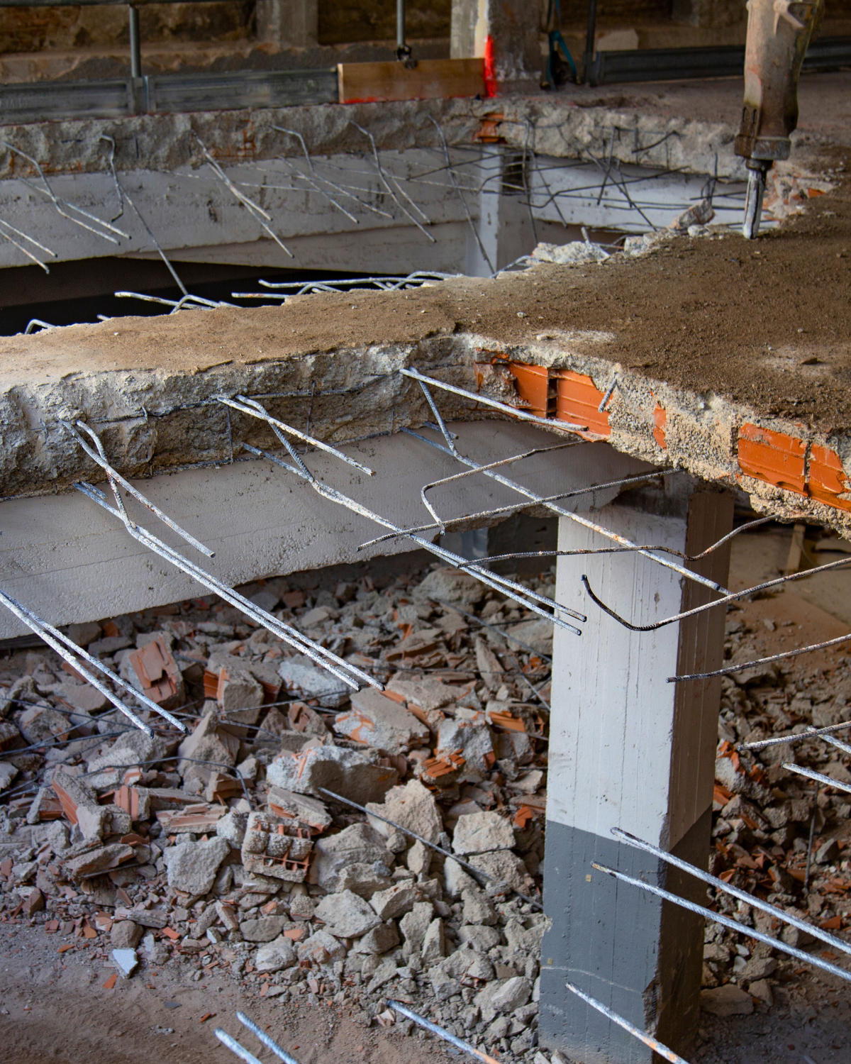 Controlled demolition works for the redevelopment of a 9-storey building in the heart of Milan