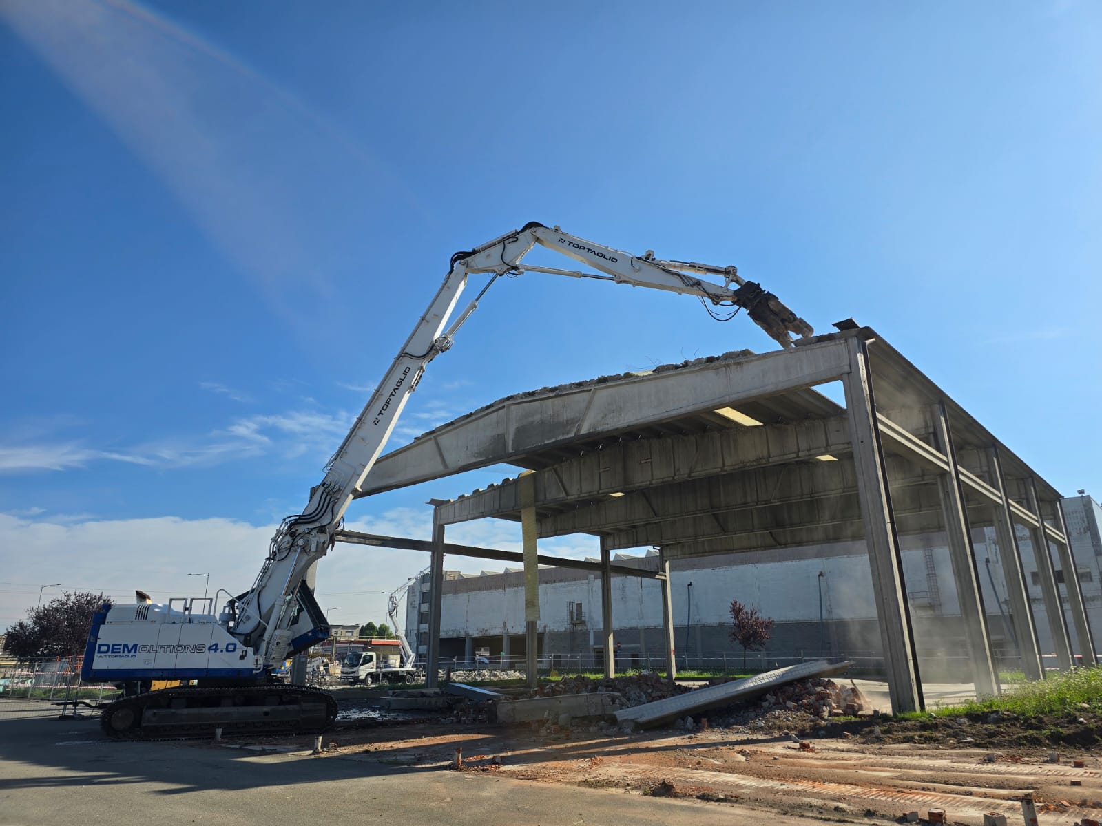 Demolition of an industrial warehouse in Cormano, on the outskirts of Milan