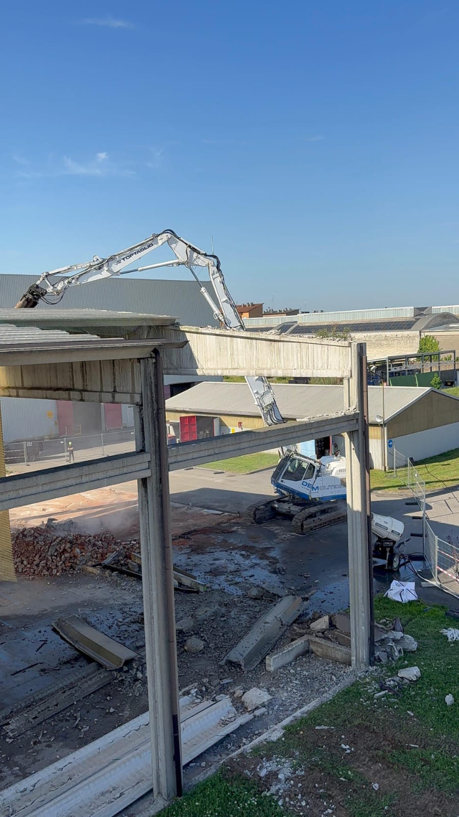 Demolition of an industrial warehouse in Cormano, on the outskirts of Milan