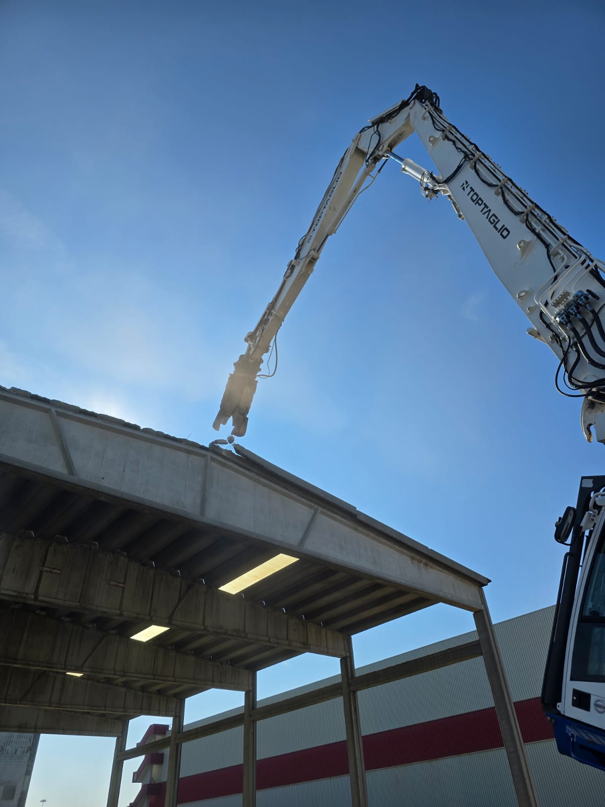 Demolition of an industrial warehouse in Cormano, on the outskirts of Milan