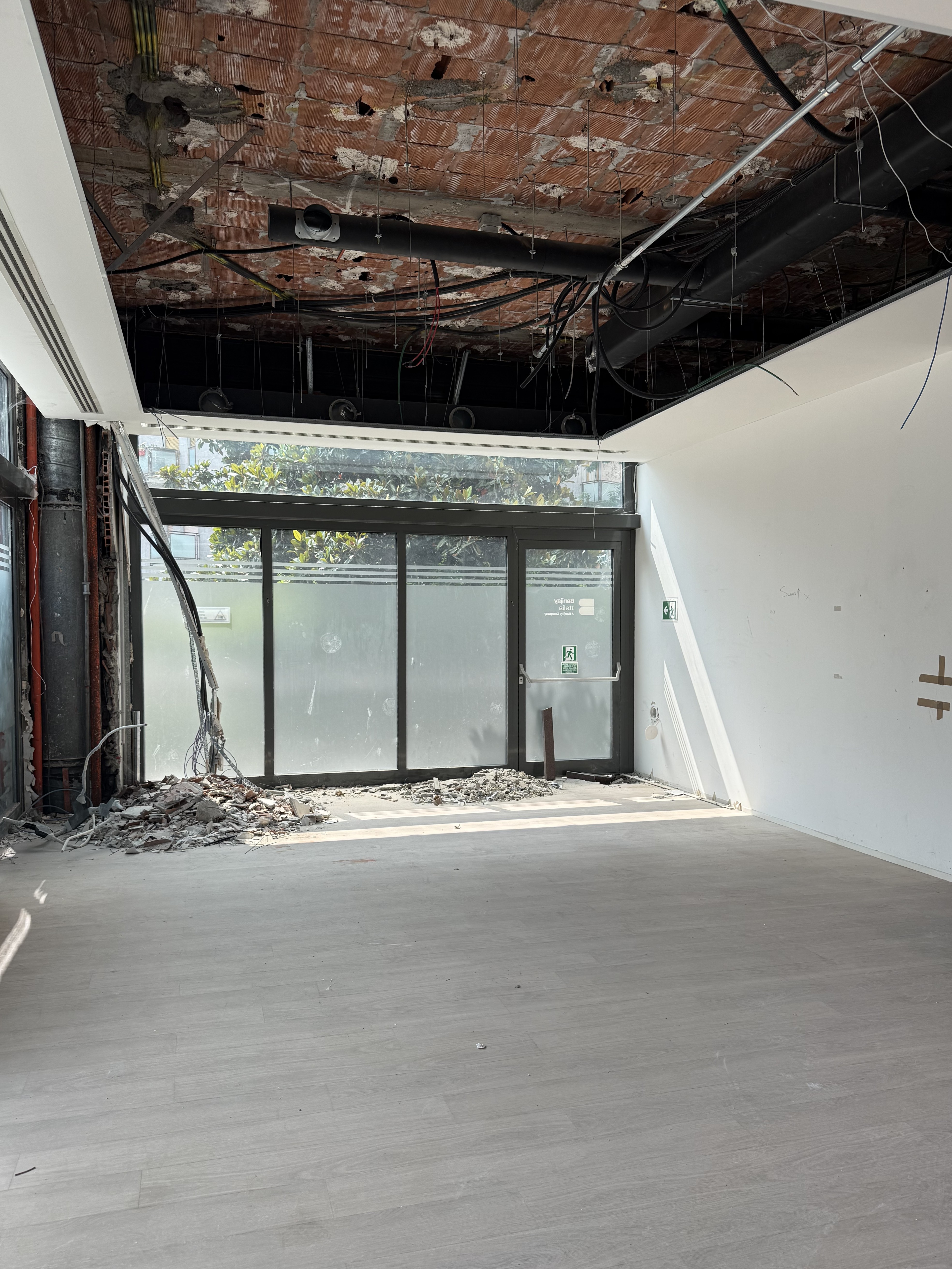 interventi di strip-out, bonifica e demolizione in Via Tito Speri a Milano