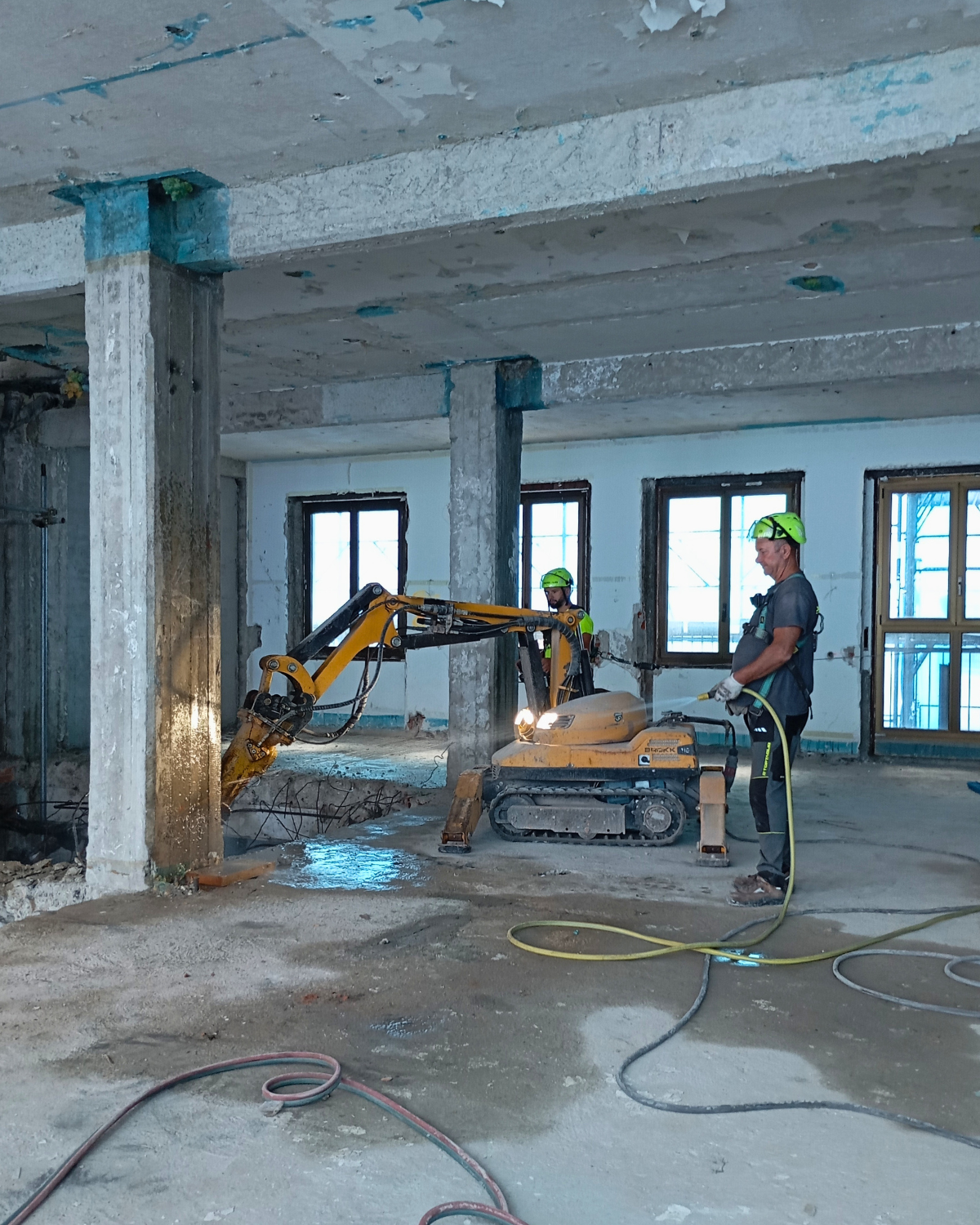 Interventi di bonifica e demolizione in un edificio residenziale a Milano