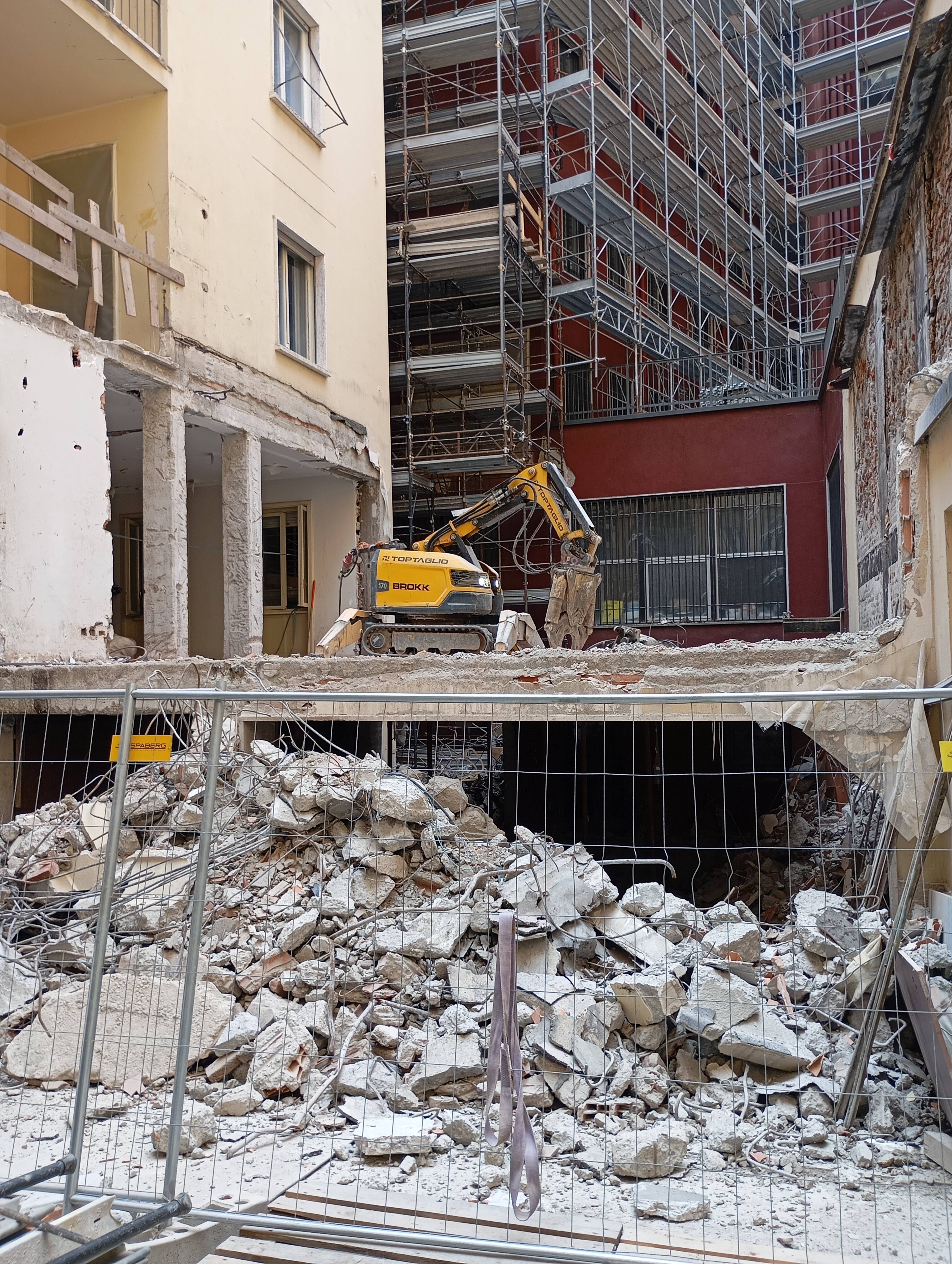 Remediation and demolition works in a residential building in Milan
