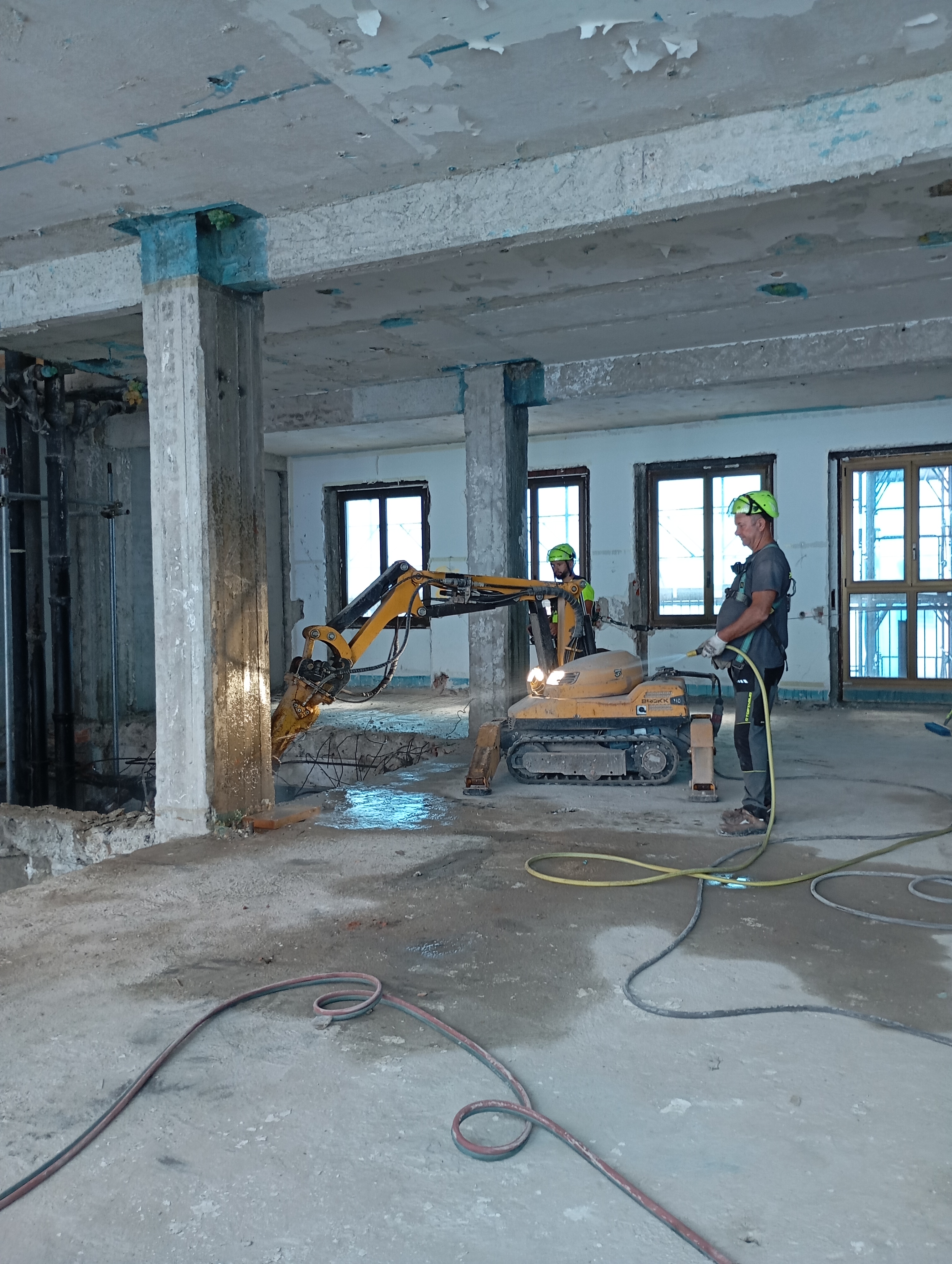 Remediation and demolition works in a residential building in Milan