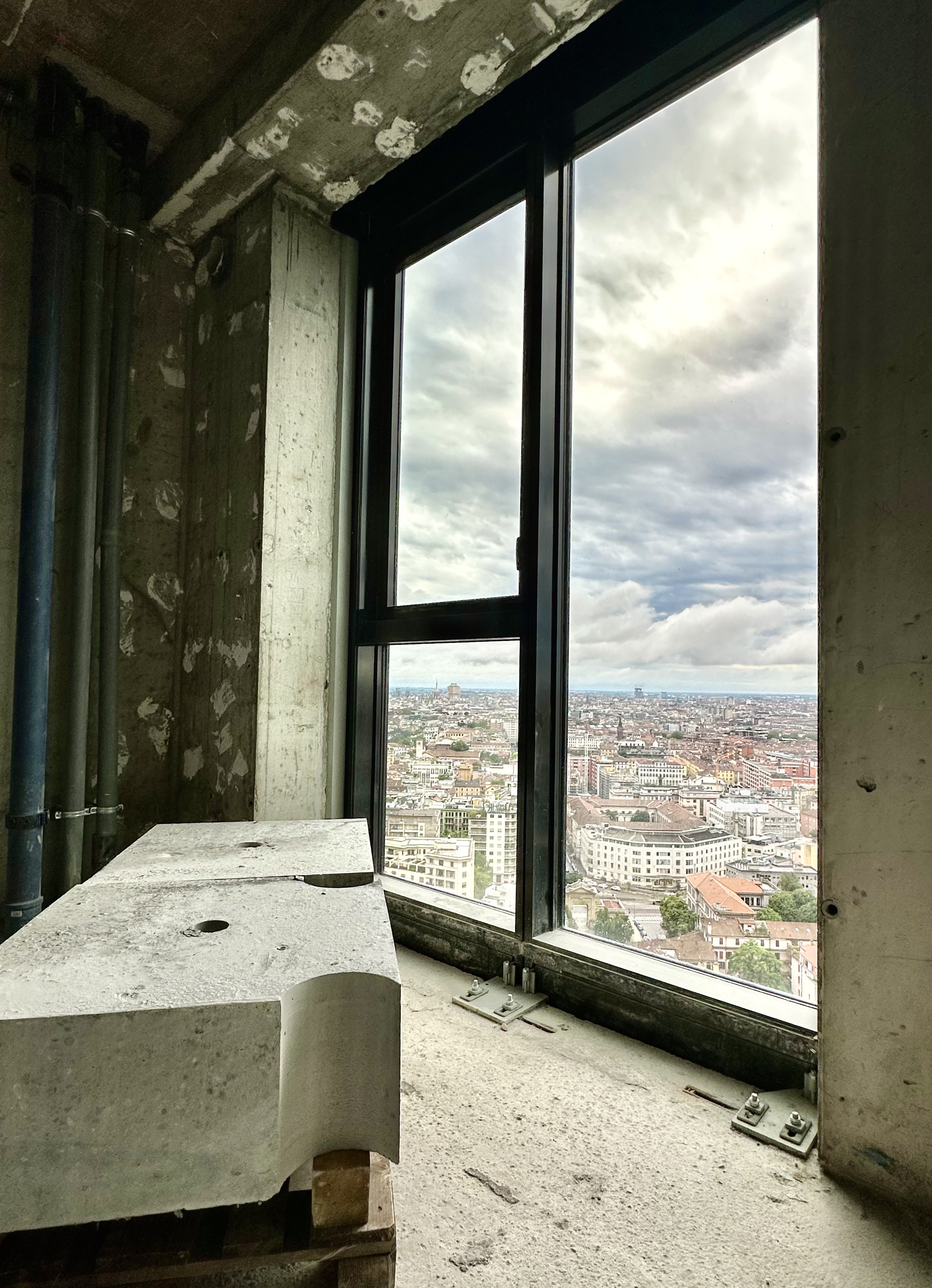 Interventi di tagli e carotaggi sulla Torre Solaria, un edificio residenziale di 143 metri, tra i più alti d’Italia.