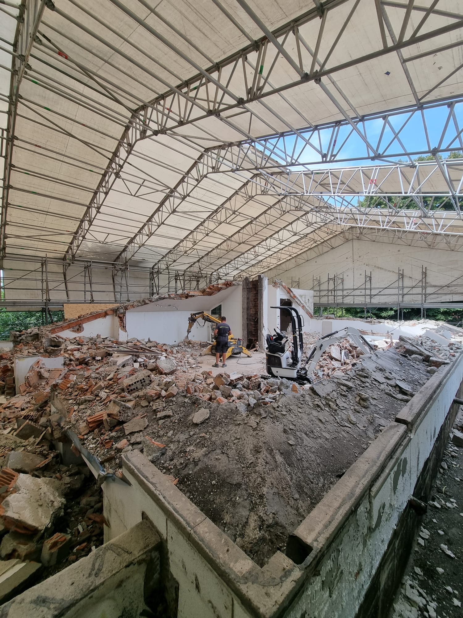 Intervento di demolizione controllata in una villa residenziale a Carimate (CO)