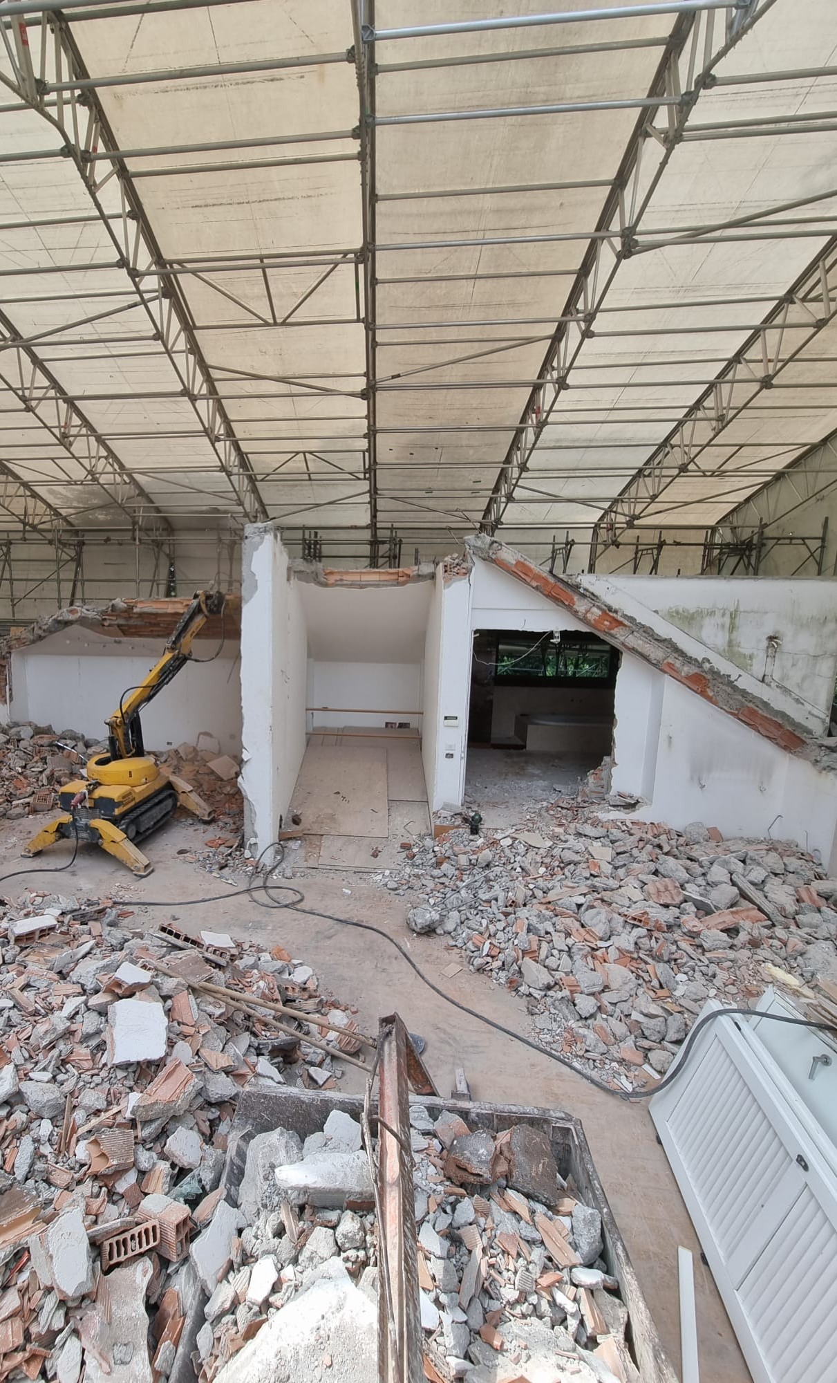 Intervento di demolizione controllata in una villa residenziale a Carimate (CO)