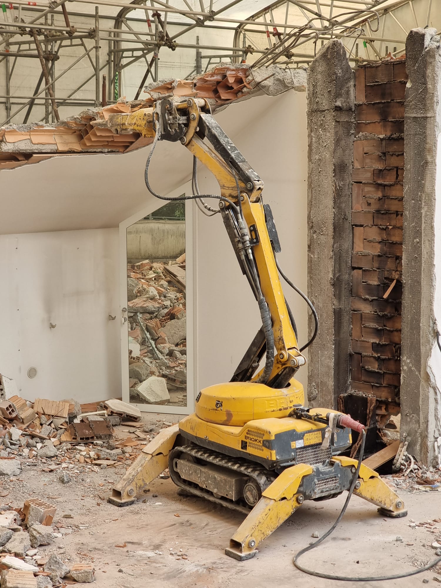Intervento di demolizione controllata in una villa residenziale a Carimate (CO)
