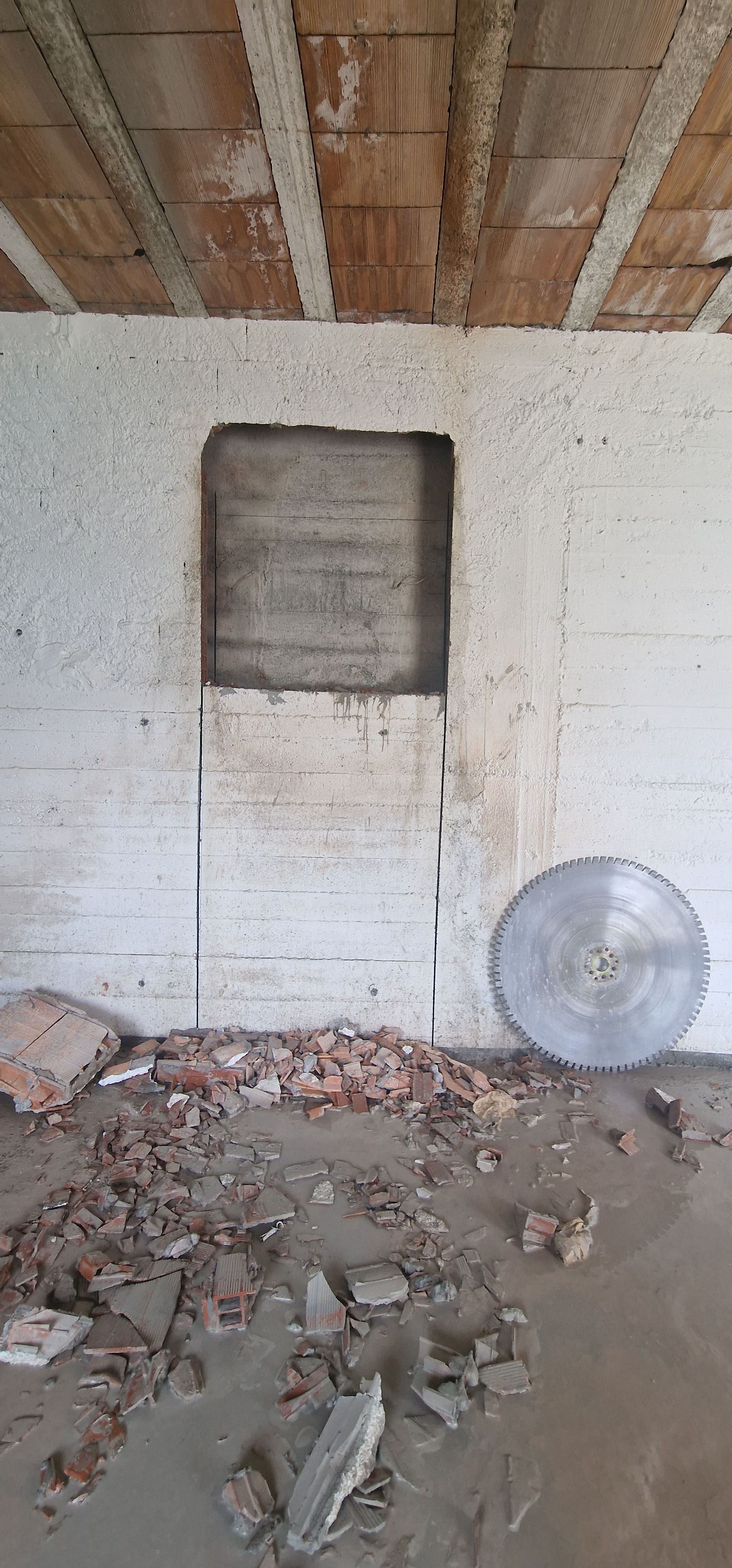 Interventi di demolizione controllata in una villetta residenziale a Sala Comacina sul Lago di Como