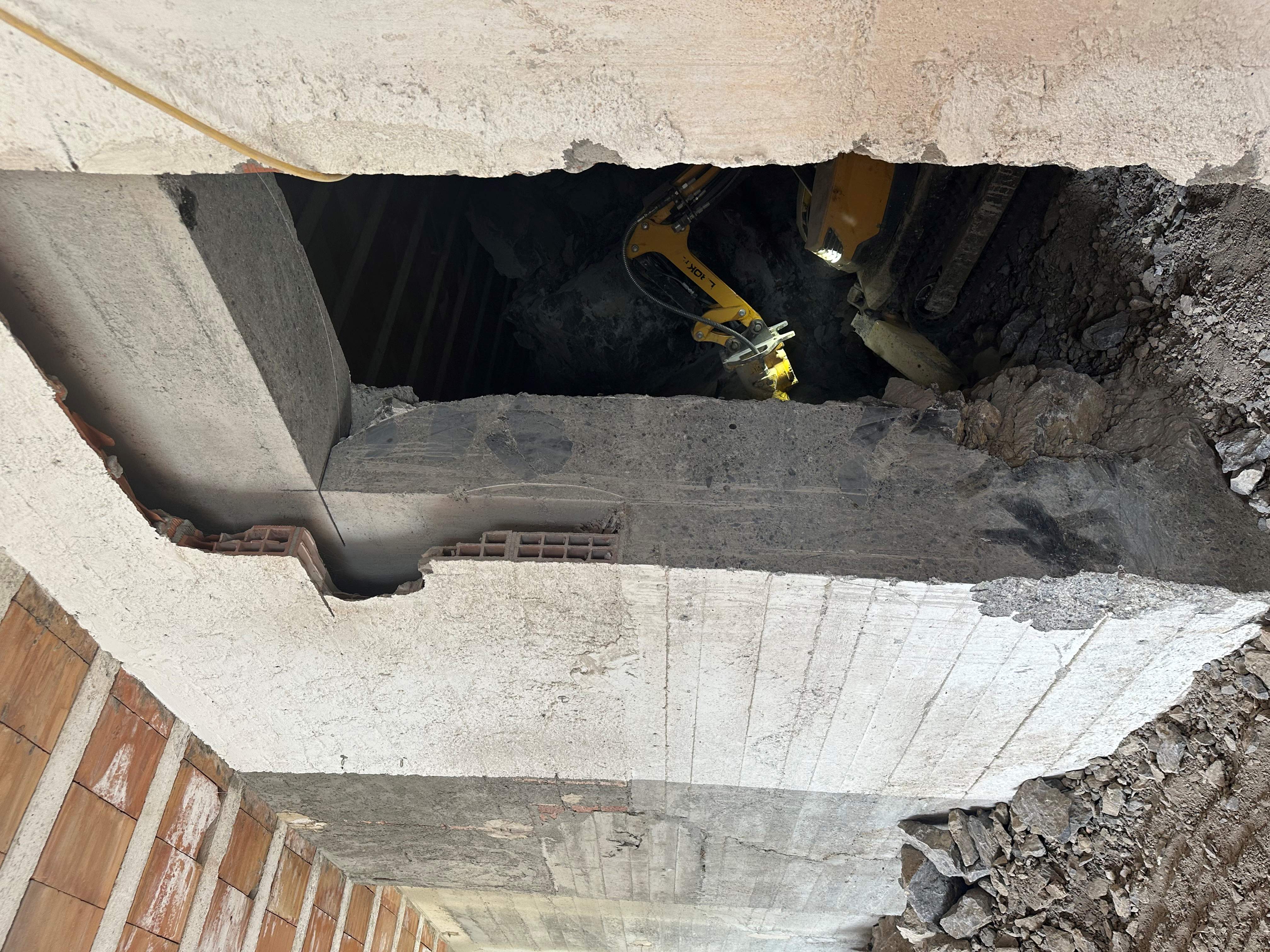 Interventi di demolizione controllata in una villetta residenziale a Sala Comacina sul Lago di Como