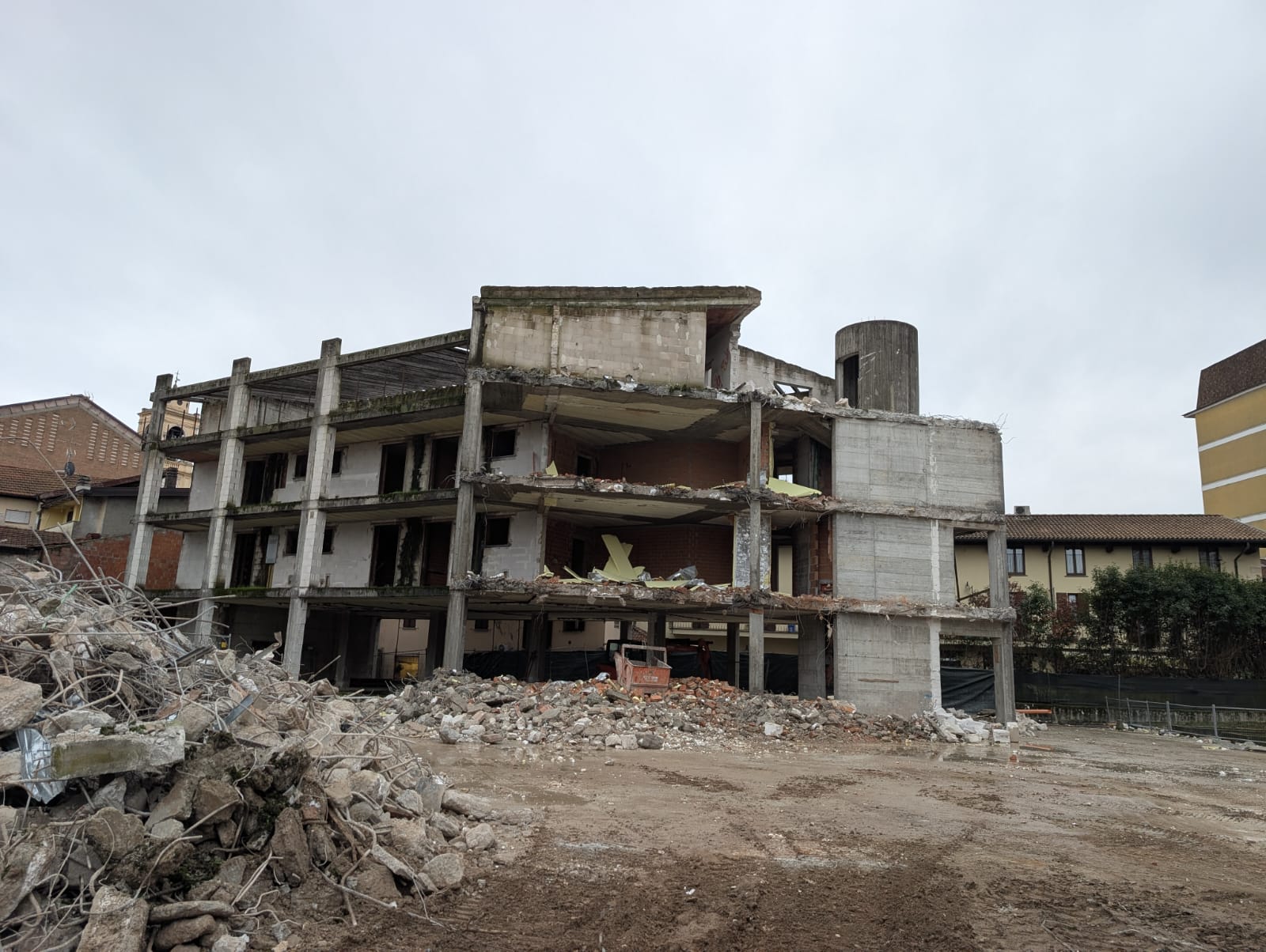 Demolizione completa di edificio fuori terra in cemento armato con solai prefabbricati in polistirolo