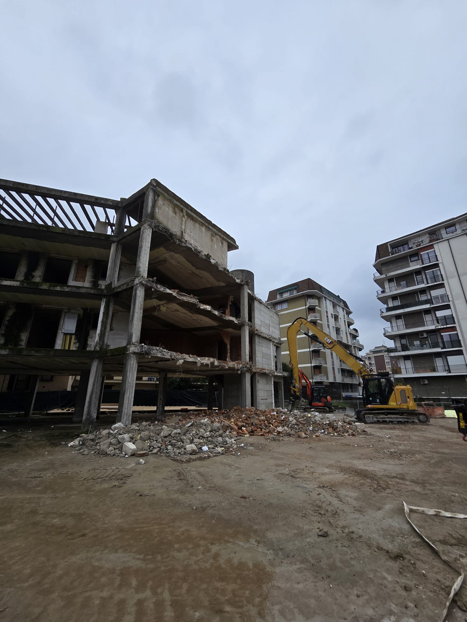 Demolizione completa di edificio fuori terra in cemento armato con solai prefabbricati in polistirolo