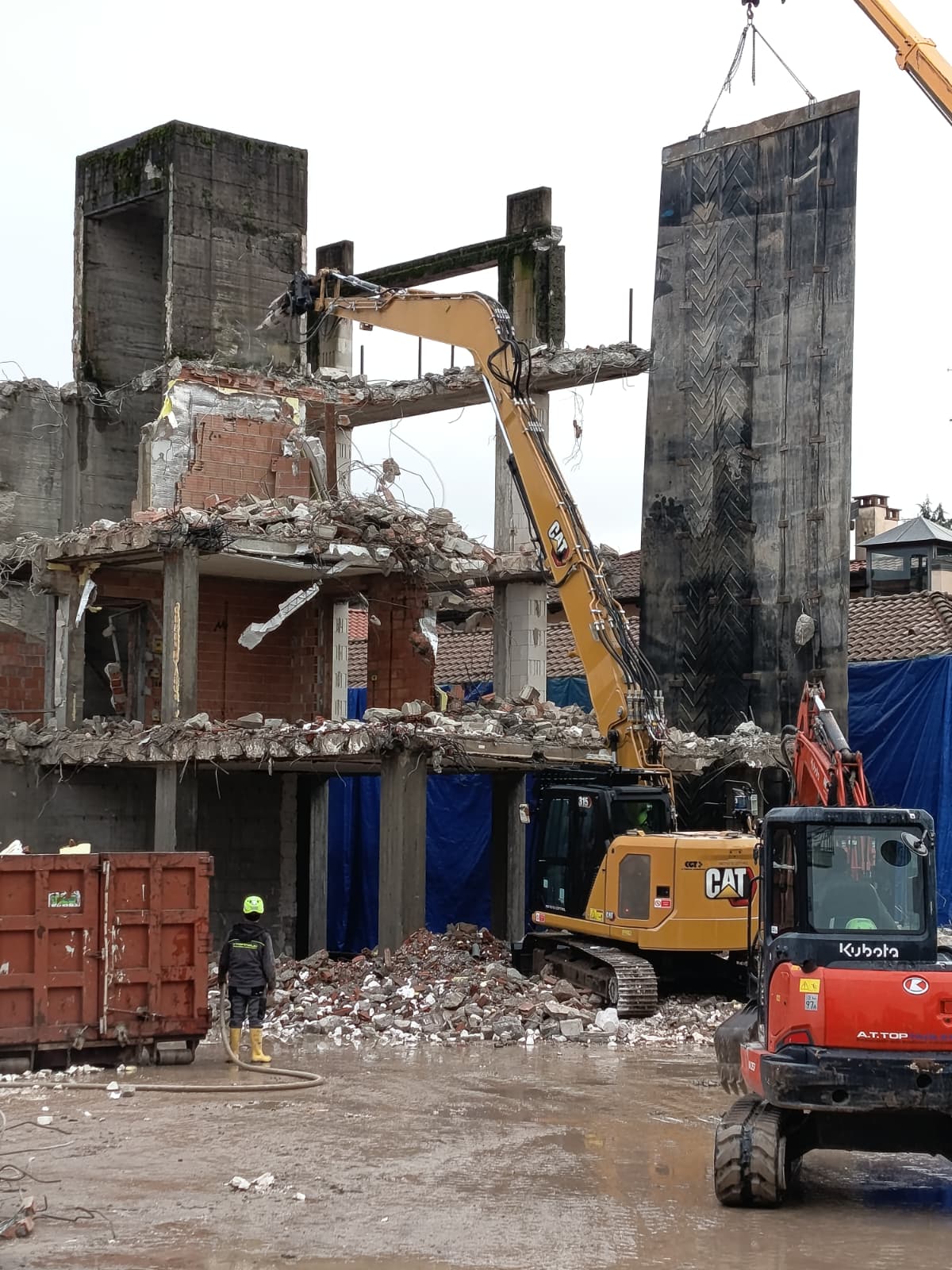 Demolizione completa di edificio fuori terra in cemento armato con solai prefabbricati in polistirolo