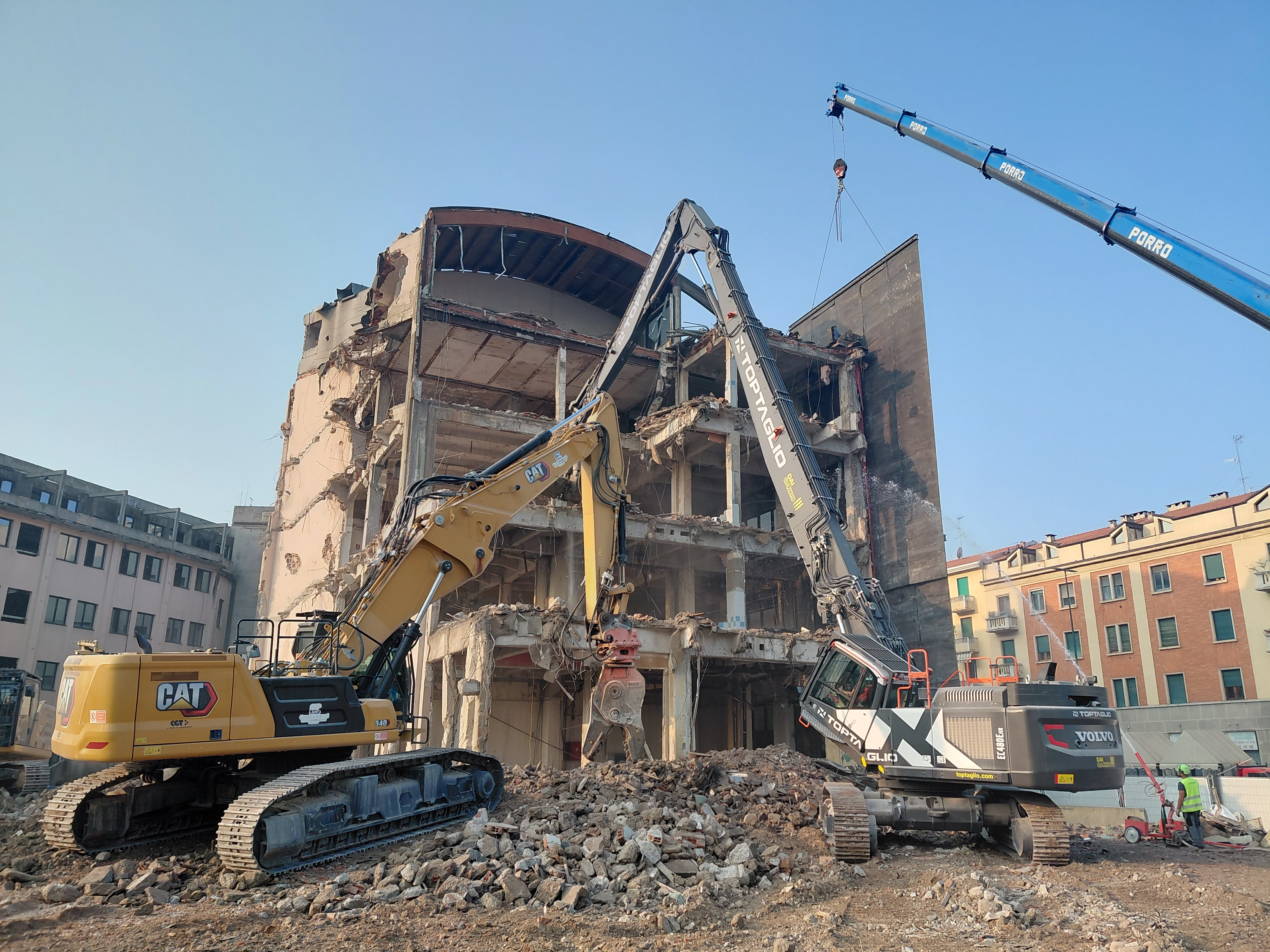 Demolizione della storica sede Magneti Marelli, poi Impregilo, di Sesto san Giovanni