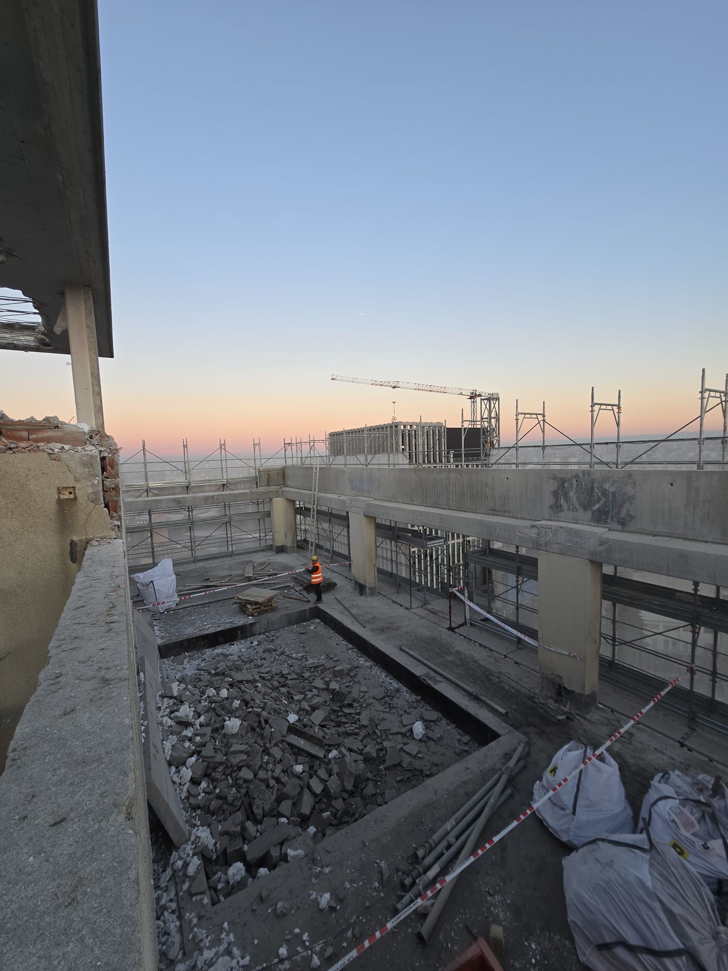 Demolizioni controllate al 17° piano in una delle Torri di Viale Richard a Milano