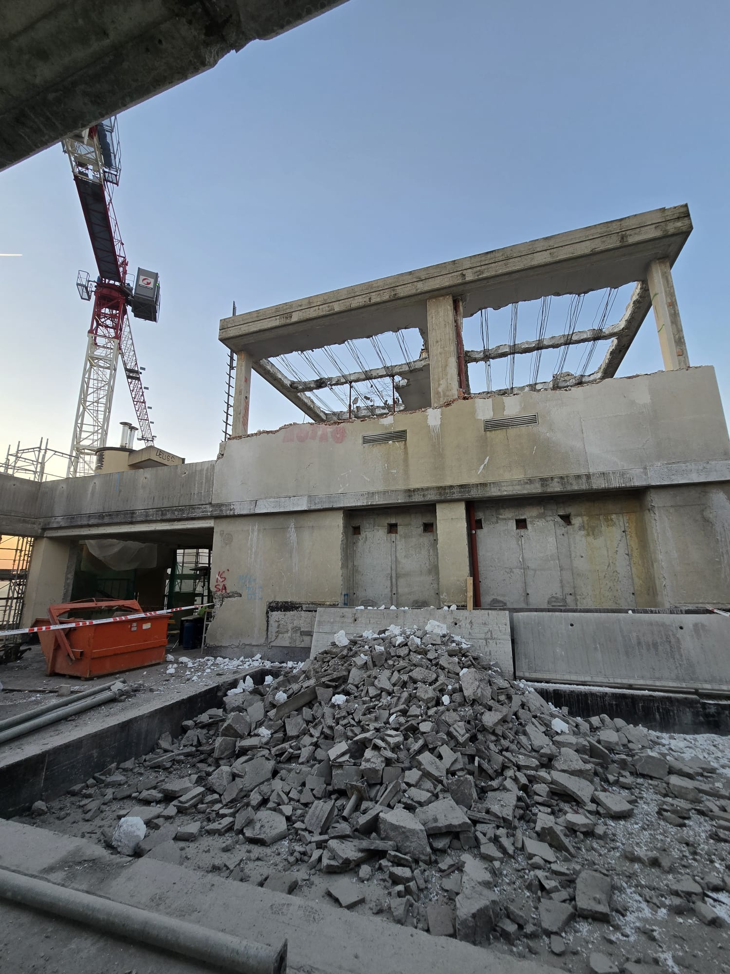 Demolizioni controllate al 17° piano in una delle Torri di Viale Richard a Milano