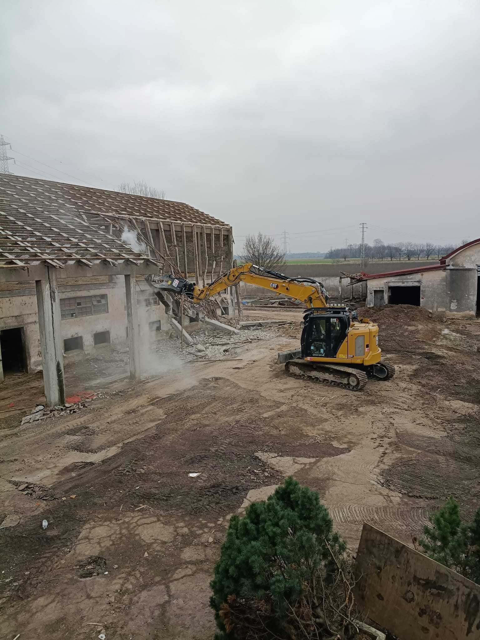 Demolizione di una cascina a Robecchetto con Induno