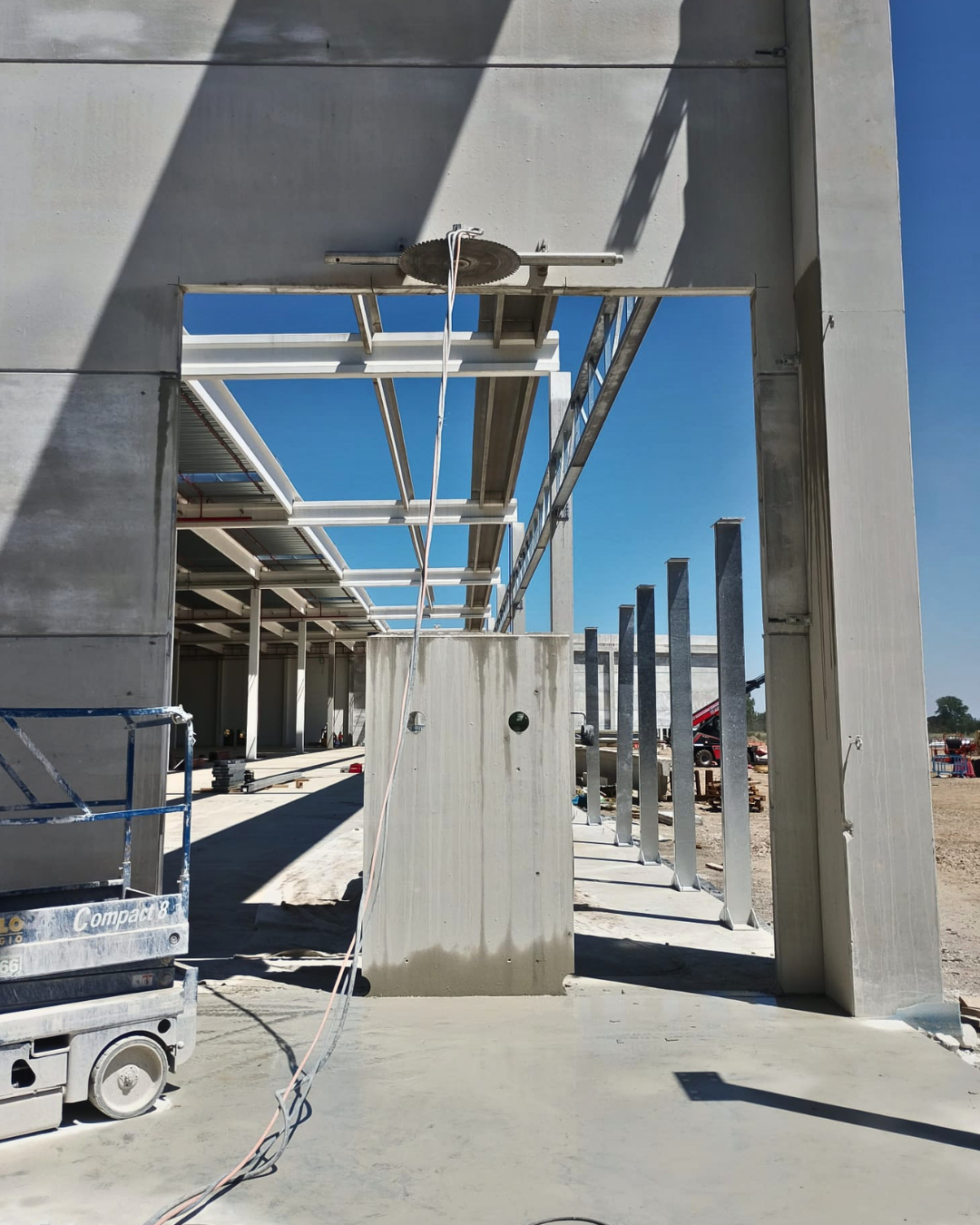Controlled demolition for the construction of a modern logistics hub
