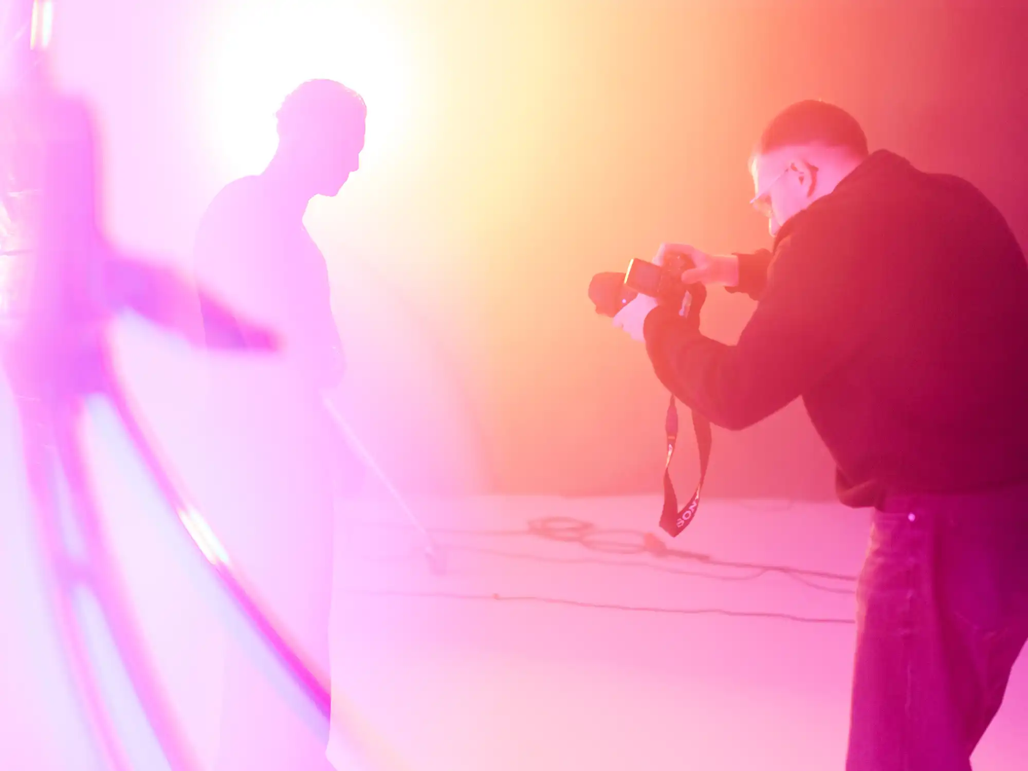 Alexander Gorszczynski fotografiert in rosa und orange beleuchtetem Studio Musiker Milano.