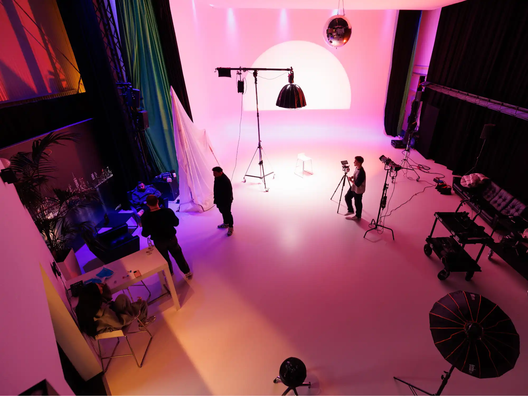 Blick von oben auf das pink beleuchtete Filmset im Studio Duisburg.