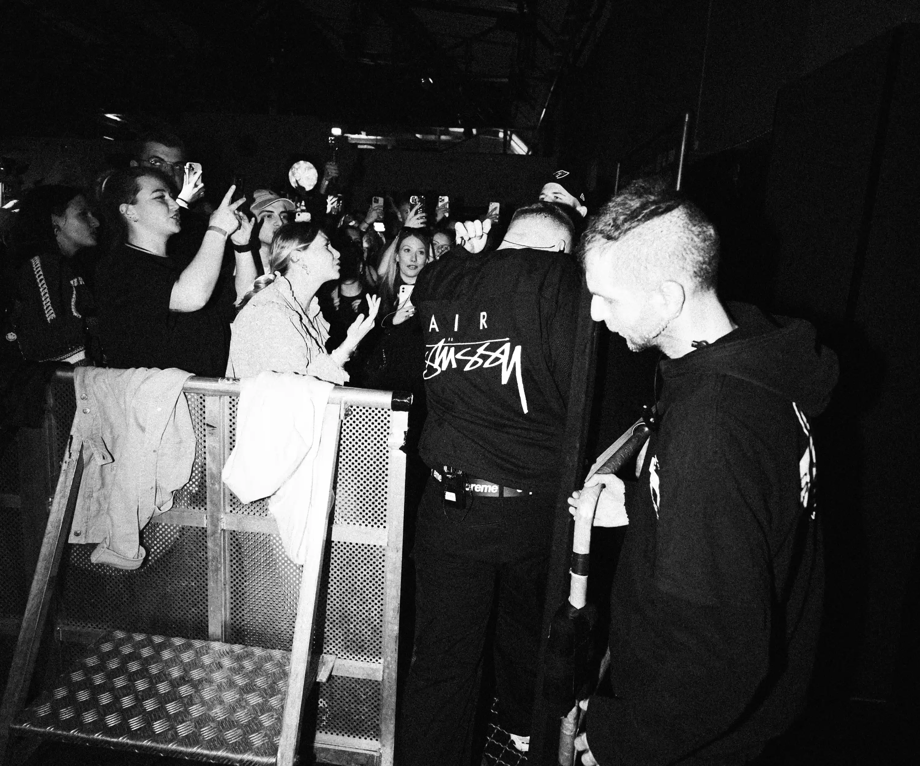 Schwarz-Weiß-Blick auf die Bühne und das Publikum während Civos Konzert im Club Volta.