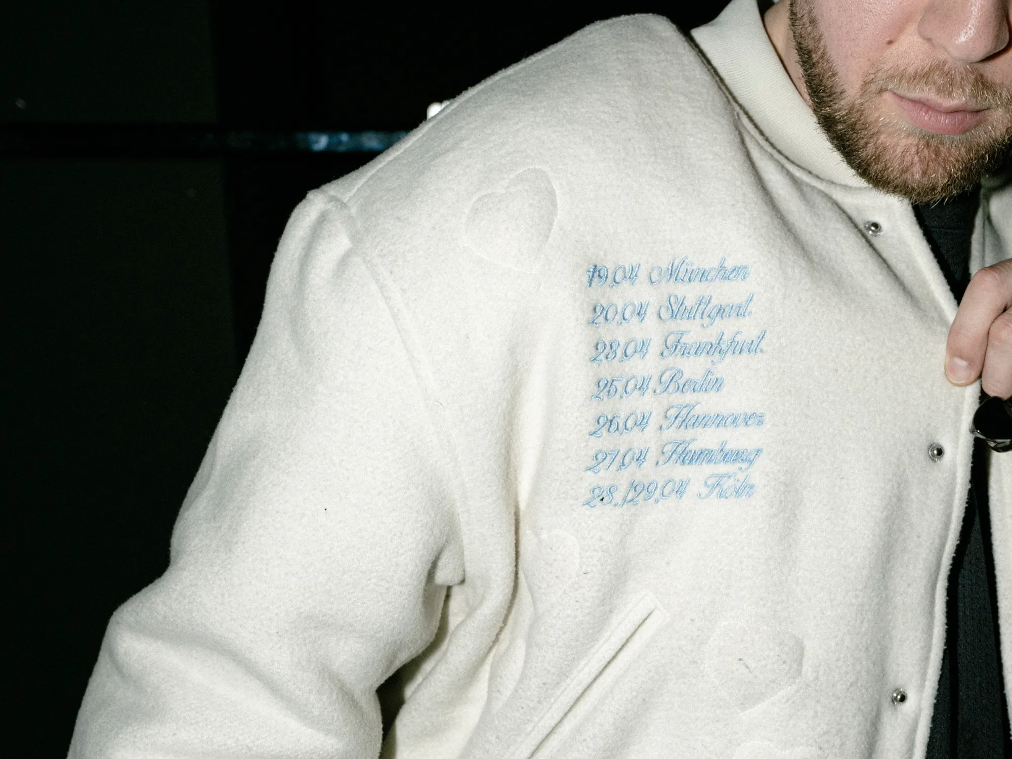 Nahaufnahme von Civos hellem Hoodie und dem Aufdruck während des Backstage-Shootings.