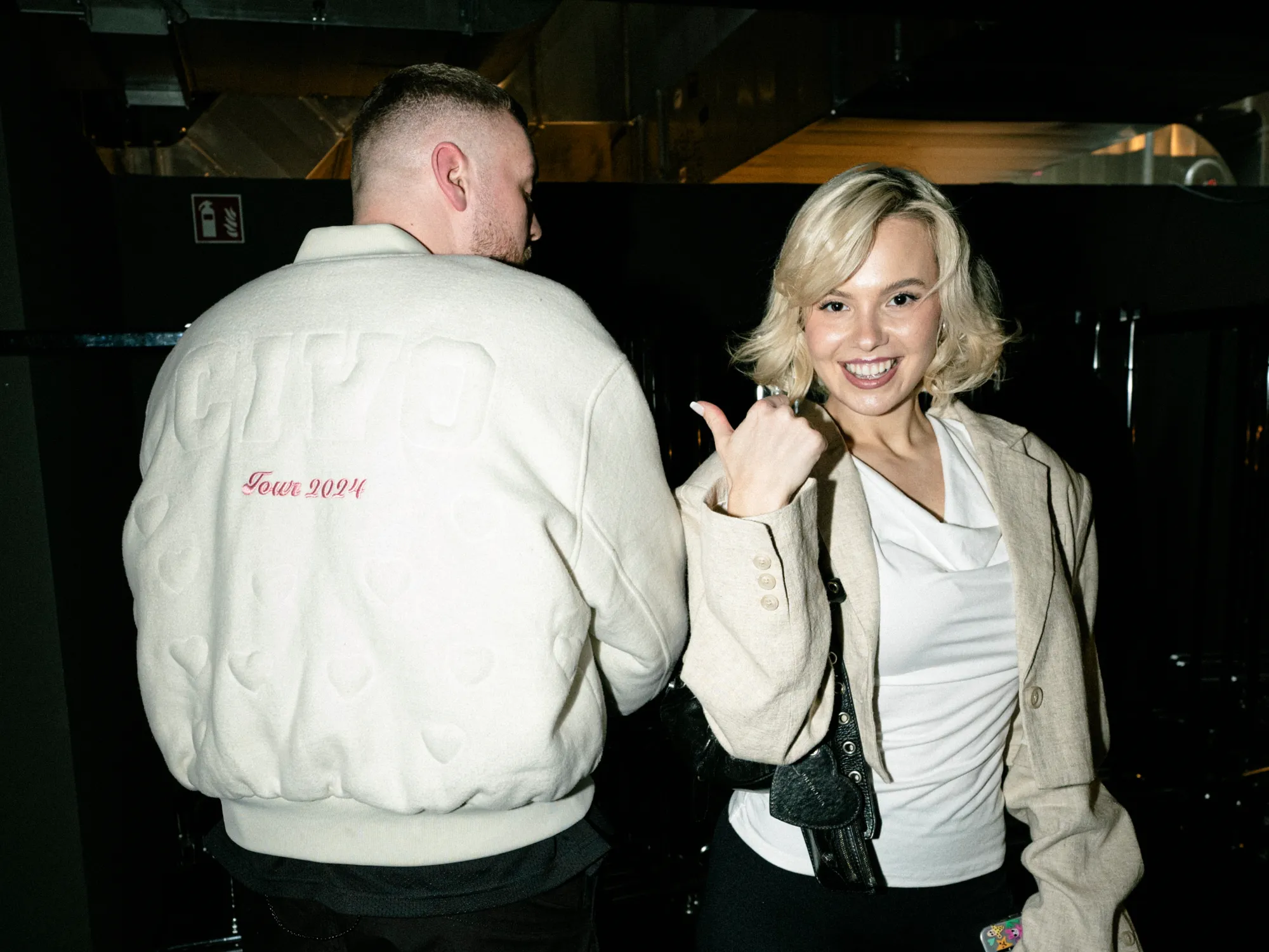 Civo und Fiona stehen gemeinsam hinter der Bühne beim Konzert in Köln.