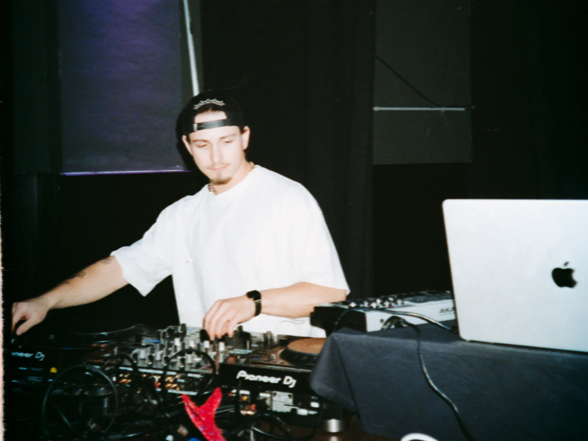 DJ Kotschy am DJ-Pult während Civos Konzert im Club Volta in Köln.