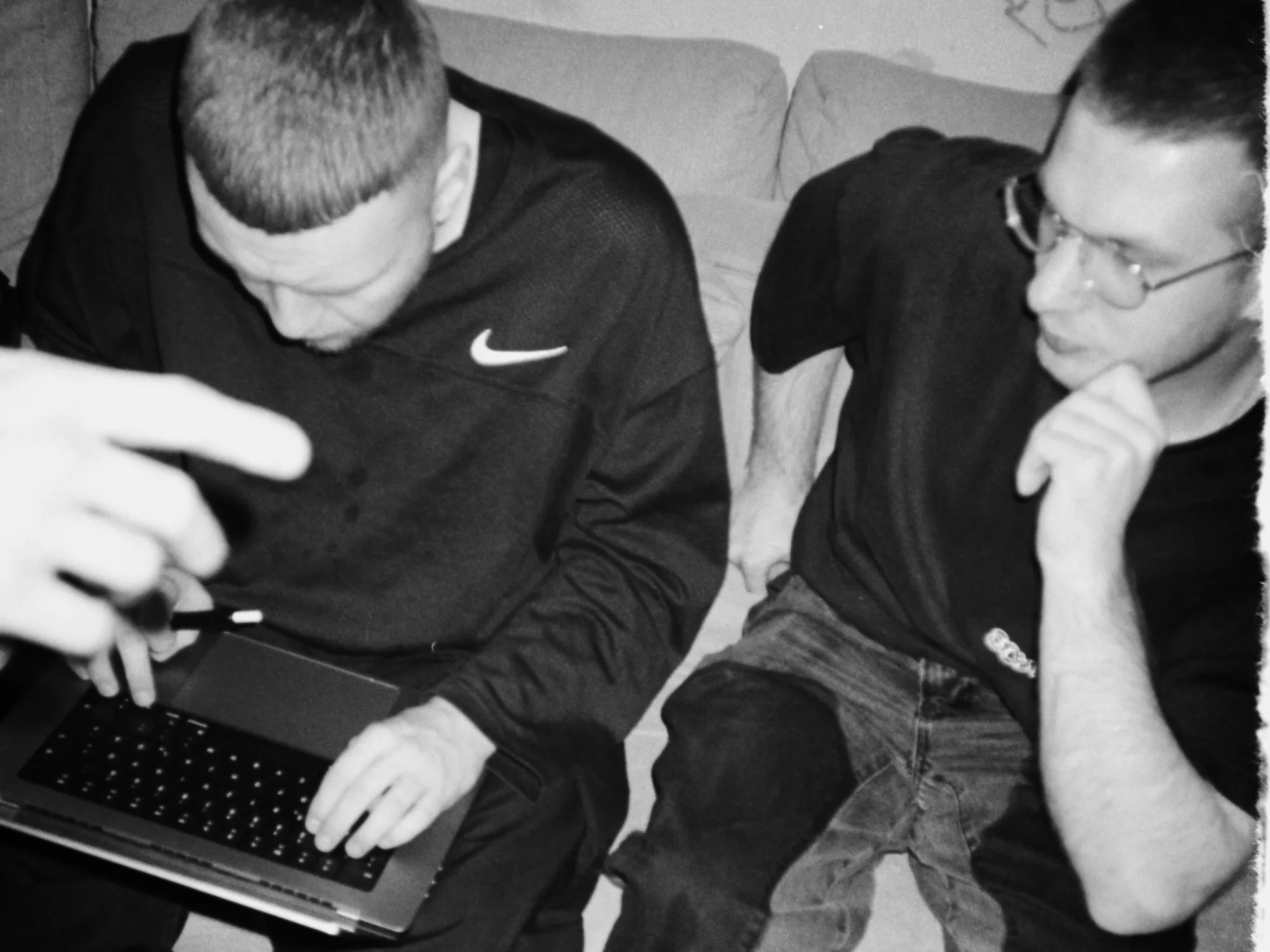 Civo und Alexander Gorszczynski sehen sich backstage Bilder auf einem Laptop an.