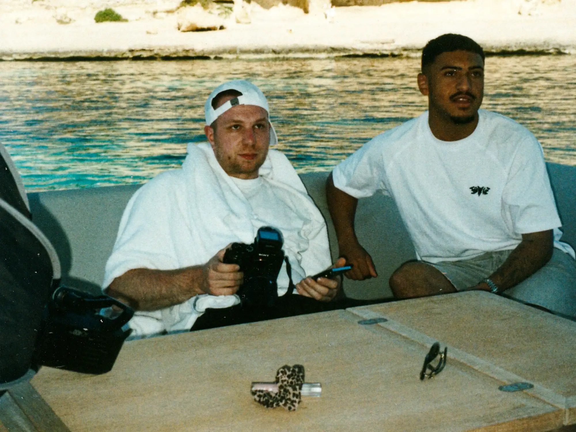 Alexander Gorszczynski und Keyshawn von 45Keys sitzen gemeinsam auf einer Couch an Bord der Yacht.