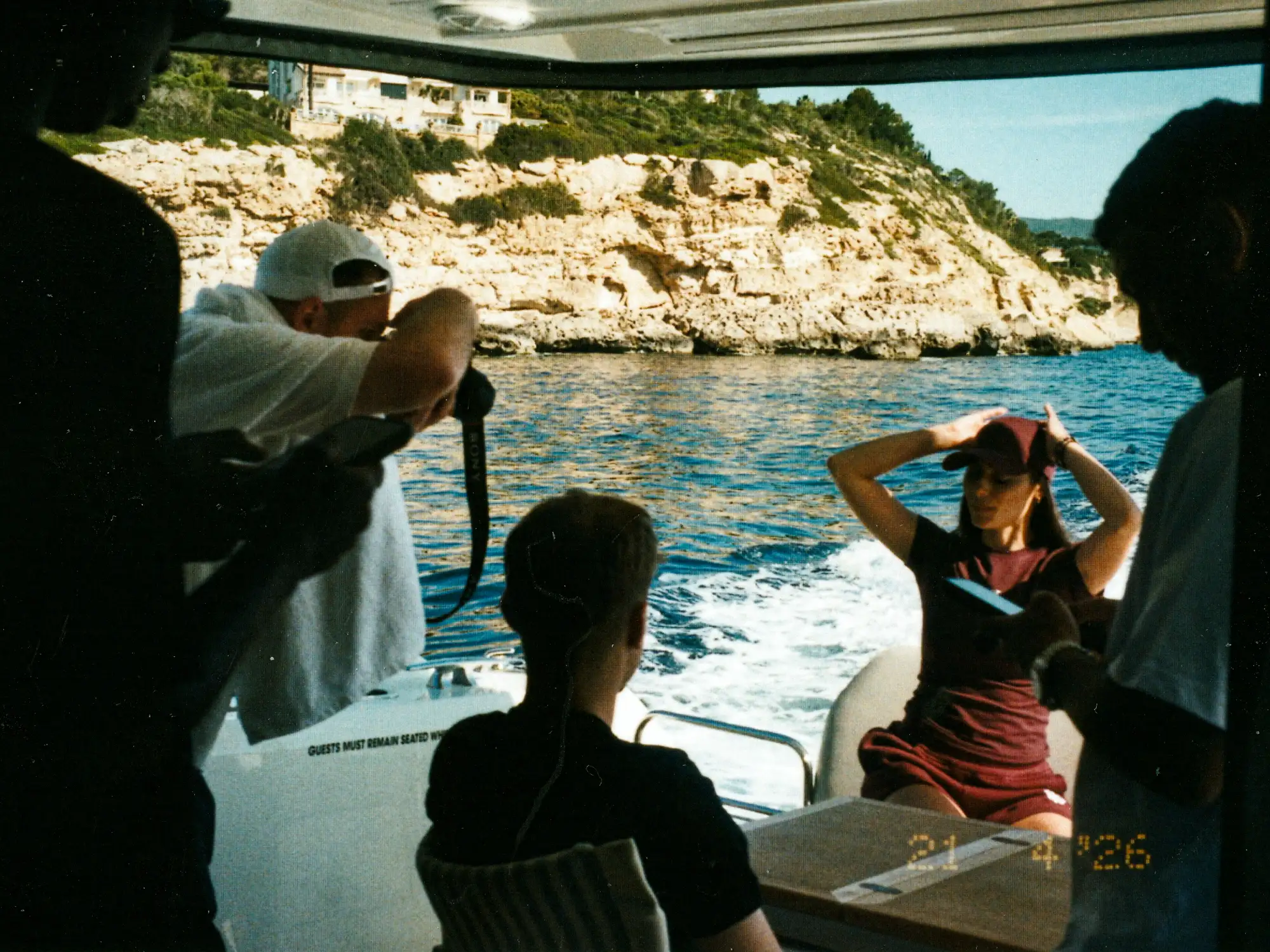 Alexander Gorszczynski fotografiert ein Model auf einer Yacht für die 45Keys Summer Collection 2026.