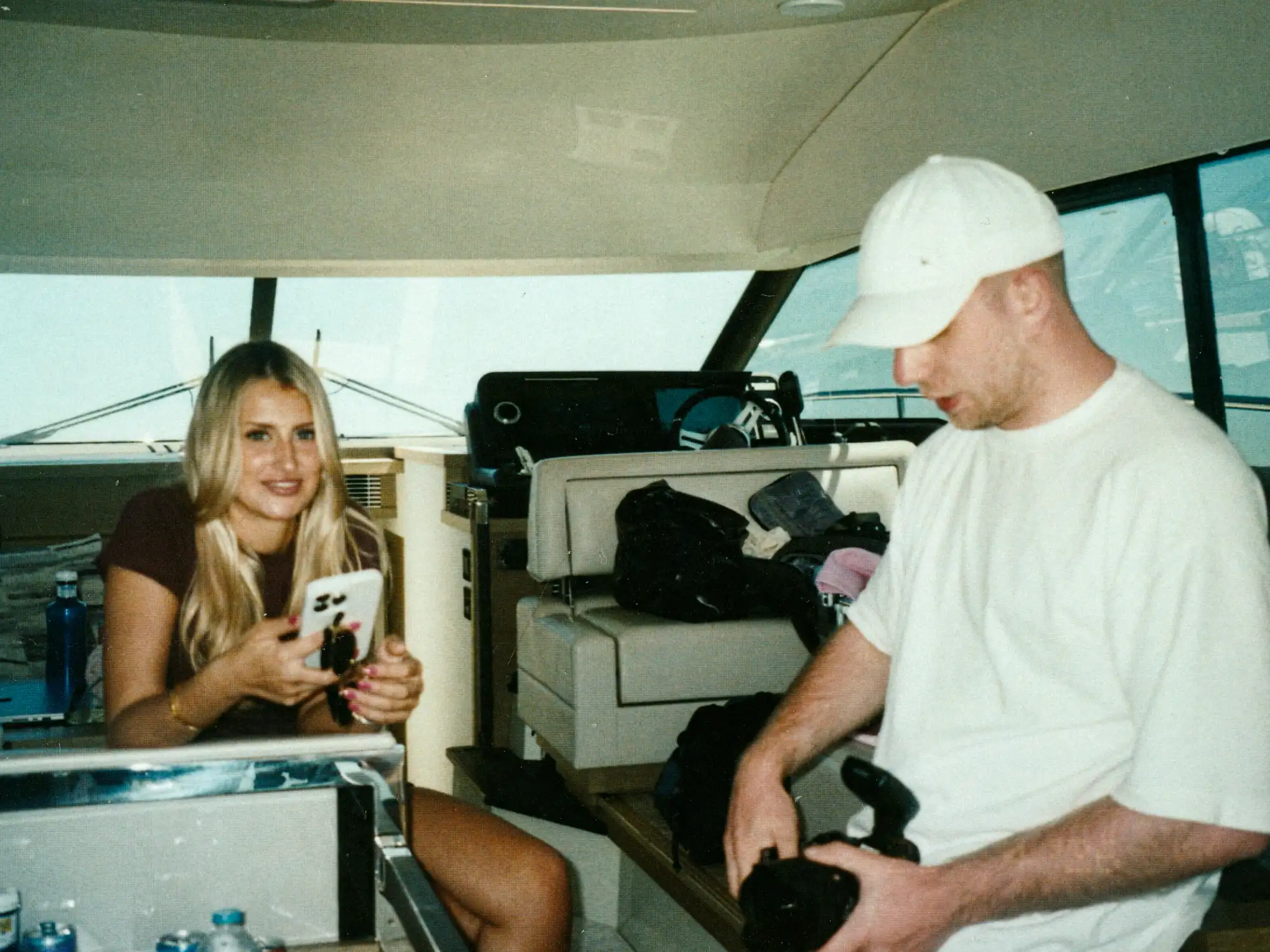 Fotograf Alexander Gorszczynski und Model im Innenraum der Yacht während des 45Keys-Shootings auf Mallorca.